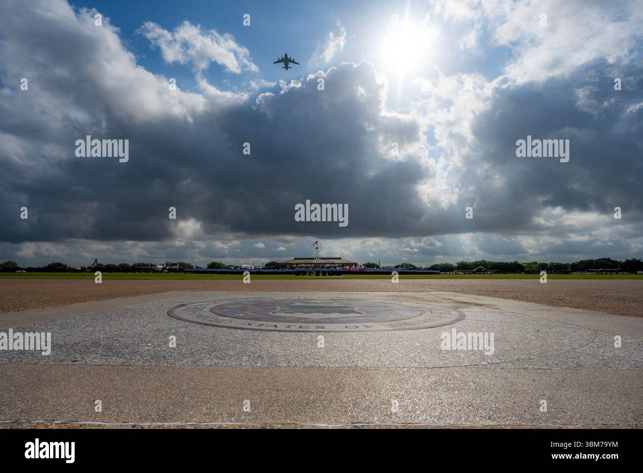 Un avion cargo C-17 Globemaster III de l'US Air Force survole le défilé de remise des diplômes de l'entraînement militaire de base, joint base San Antonio-Lackland, Texas, le 5 juin 2025. La cérémonie est l'un des trois événements de remise des diplômes pour l'US Air Force et Space Force BMT et signifie la transition de stagiaire à Airman ou Guardian. Le colonel Bryan M. Bailey, commandant de la 452e escadre de mobilité aérienne, Commandement de la réserve de la Force aérienne, base de réserve aérienne de March, Calif, a présidé la cérémonie en tant que responsable de la révision. (Photo de l'US Air Force par Brian Boisvert) Banque D'Images