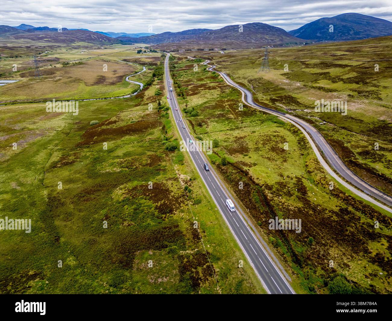 Vue aérienne par drone de la route principale A9 à Dalwhinnie, Highlands écossais, Écosse. Banque D'Images