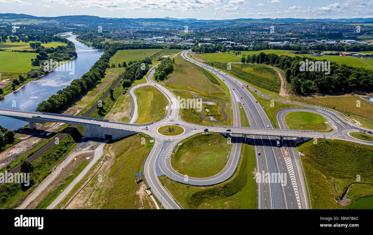 Vue aérienne par drone de la liaison routière croisée de Tay et du pont Destiny, Perth, Écosse. Banque D'Images