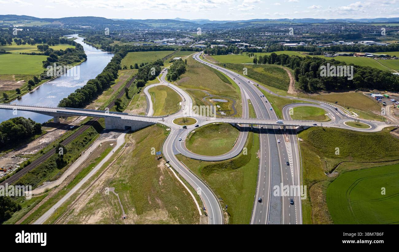 Vue aérienne par drone de la liaison routière croisée de Tay et du pont Destiny, Perth, Écosse. Banque D'Images