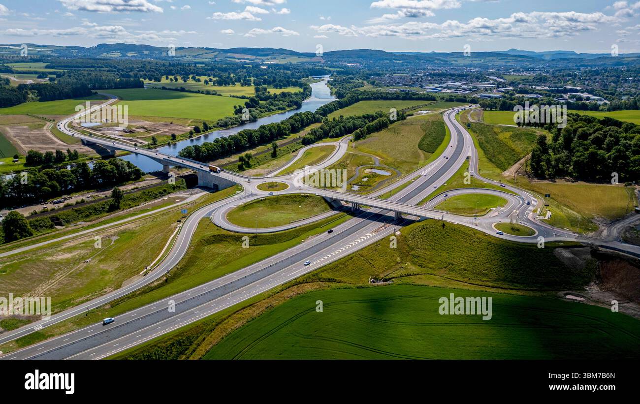 Vue aérienne par drone de la liaison routière croisée de Tay et du pont Destiny, Perth, Écosse. Banque D'Images