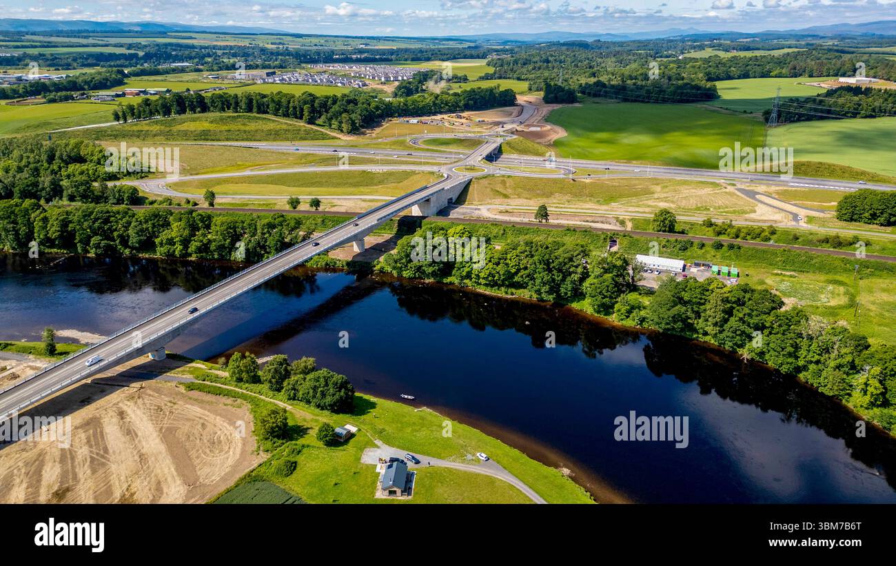 Vue aérienne par drone de la liaison routière croisée de Tay et du pont Destiny, Perth, Écosse. Banque D'Images
