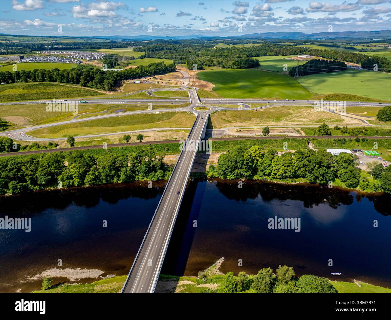 Vue aérienne par drone de la liaison routière croisée de Tay et du pont Destiny, Perth, Écosse. Banque D'Images