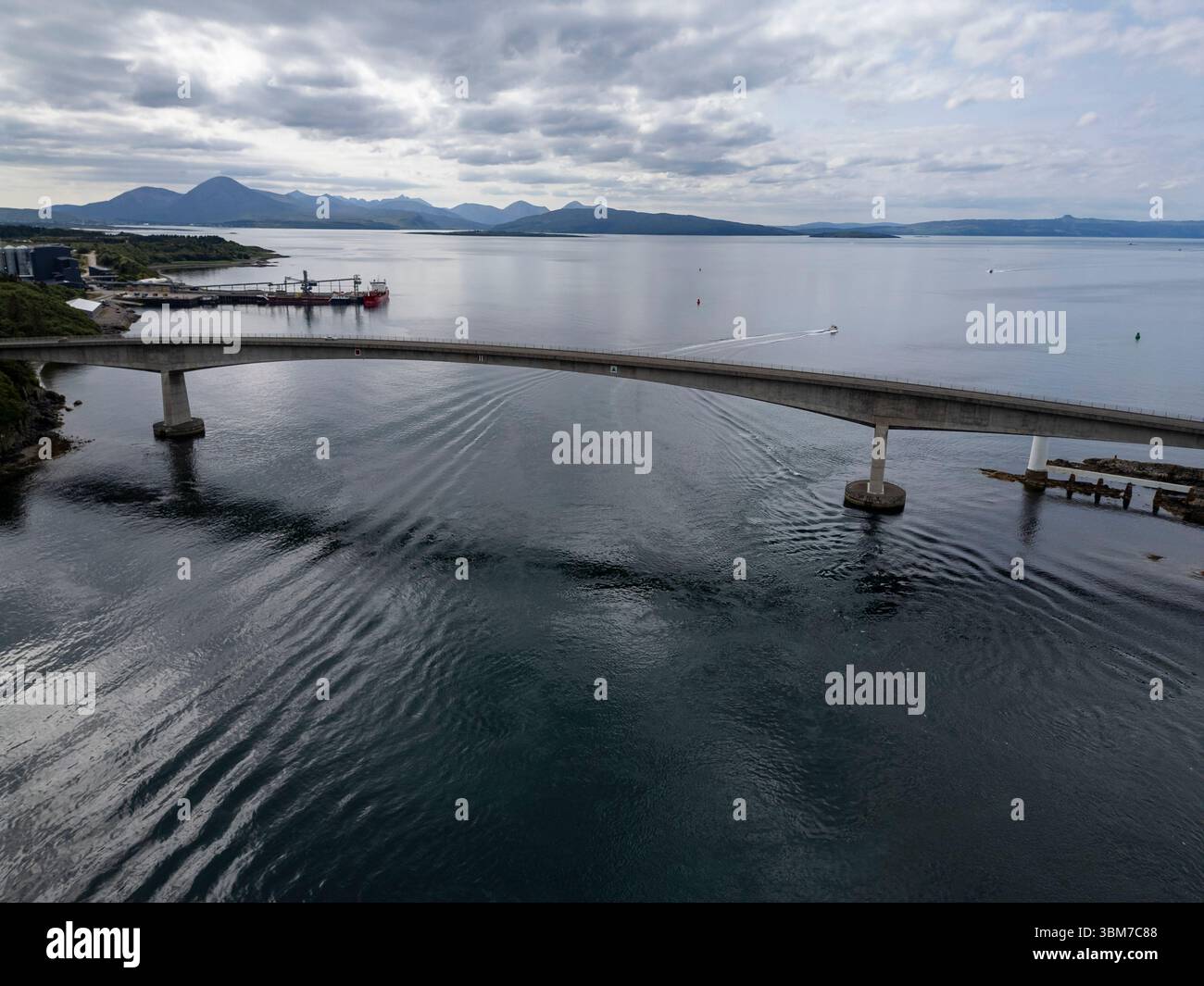 Vue aérienne par drone du pont Skye qui traverse le Loch Alsh reliant l'île de Skye au continent écossais au Kyle of Lochalsh. Banque D'Images
