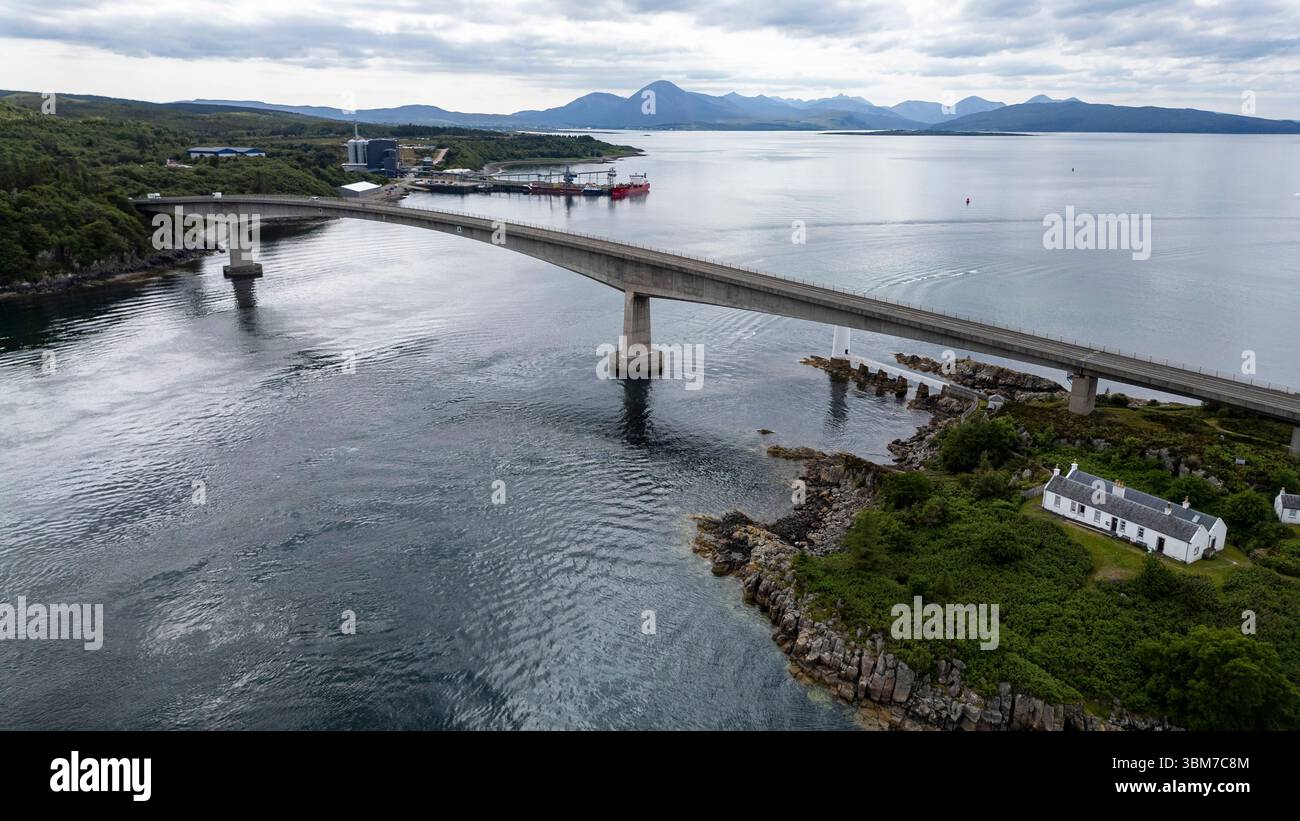 Vue aérienne par drone du pont Skye qui traverse le Loch Alsh reliant l'île de Skye au continent écossais au Kyle of Lochalsh. Banque D'Images