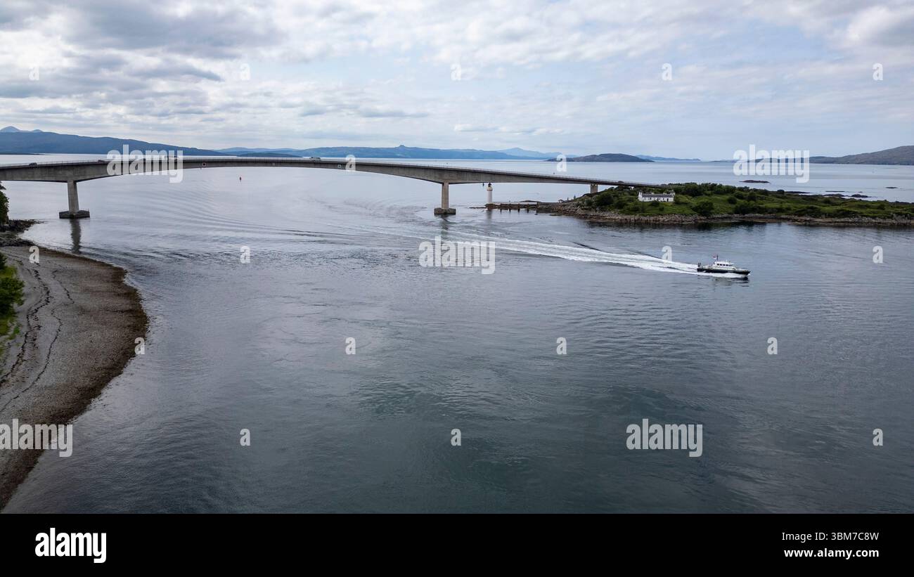 Vue aérienne par drone du pont Skye qui traverse le Loch Alsh reliant l'île de Skye au continent écossais au Kyle of Lochalsh. Banque D'Images