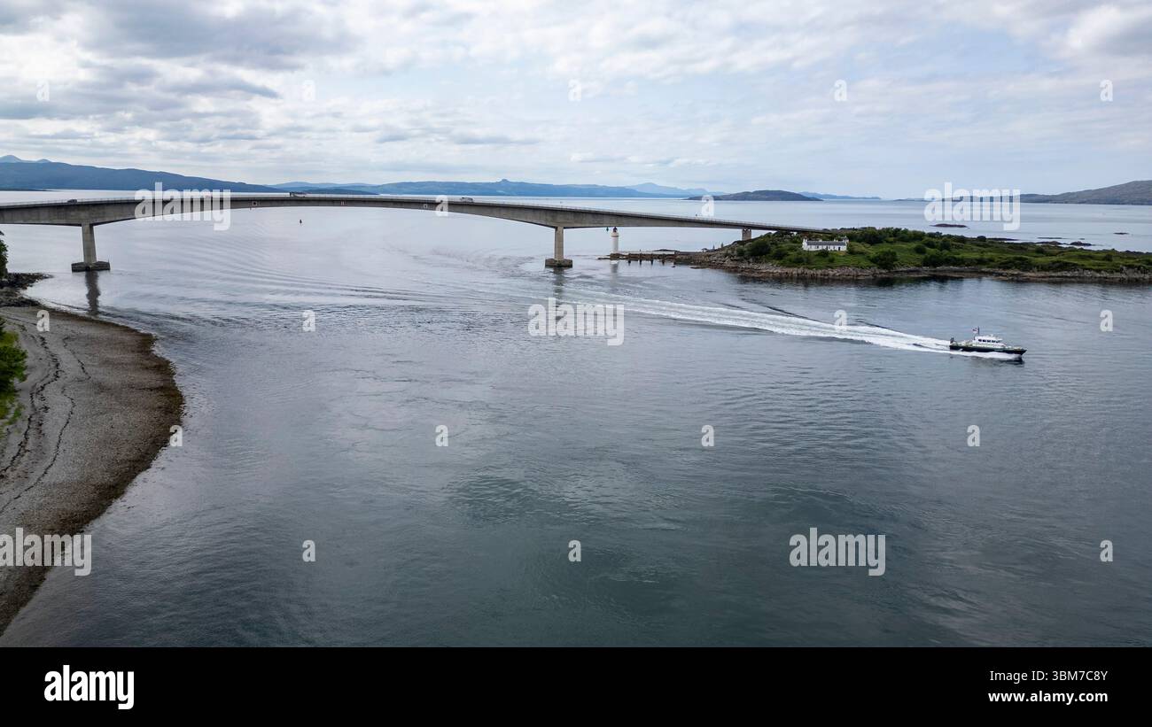 Vue aérienne par drone du pont Skye qui traverse le Loch Alsh reliant l'île de Skye au continent écossais au Kyle of Lochalsh. Banque D'Images