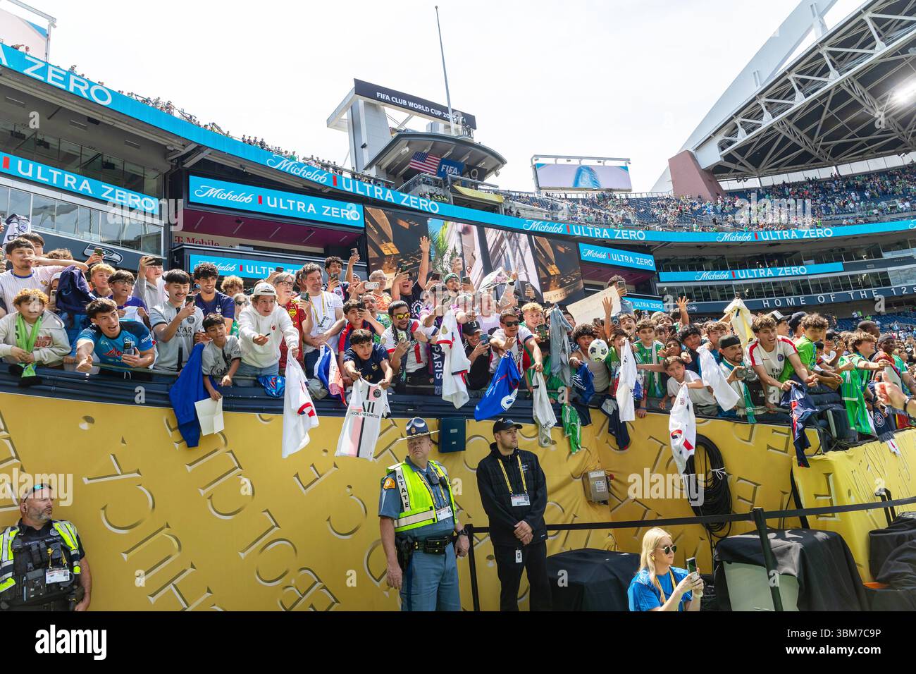 Seattle, Seattle, États-Unis. 23 juin 2025. Les fans attendent des autographes après le match à la Coupe du monde des clubs FIFA - Seattle Sounders vs Paris Saint Germain, qui a eu lieu au Lumen Field à Seattle, Washington, États-Unis. (Crédit image : © Melissa Levin/ZUMA Press Wire) USAGE ÉDITORIAL SEULEMENT ! Non destiné à UN USAGE commercial ! Banque D'Images