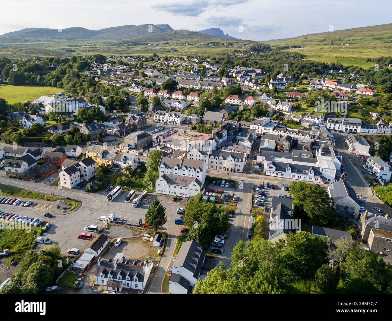 Vue aérienne par drone du centre-ville de Portree, la ville principale de l'île de Skye, en Écosse. Banque D'Images
