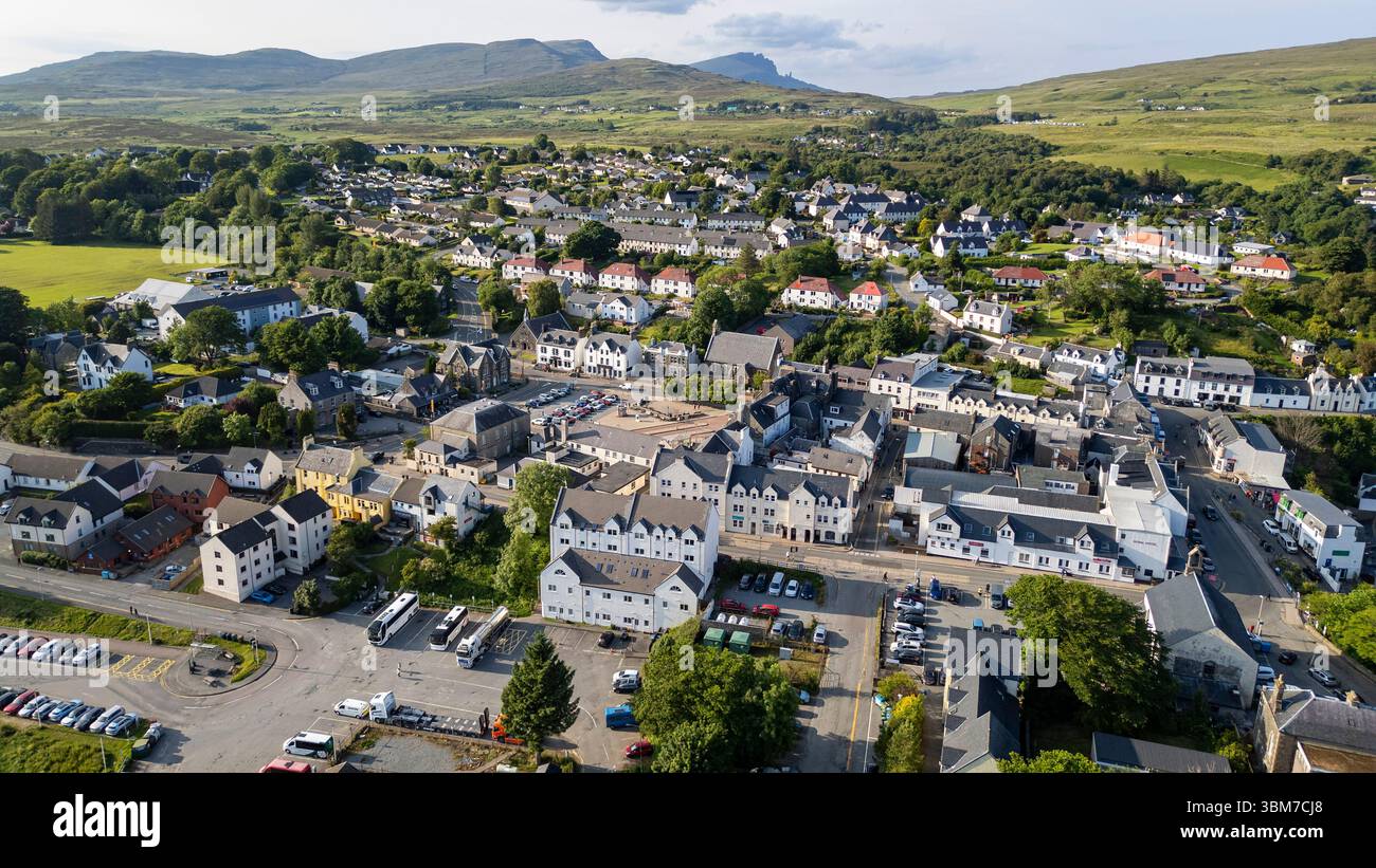 Vue aérienne par drone du centre-ville de Portree, la ville principale de l'île de Skye, en Écosse. Banque D'Images