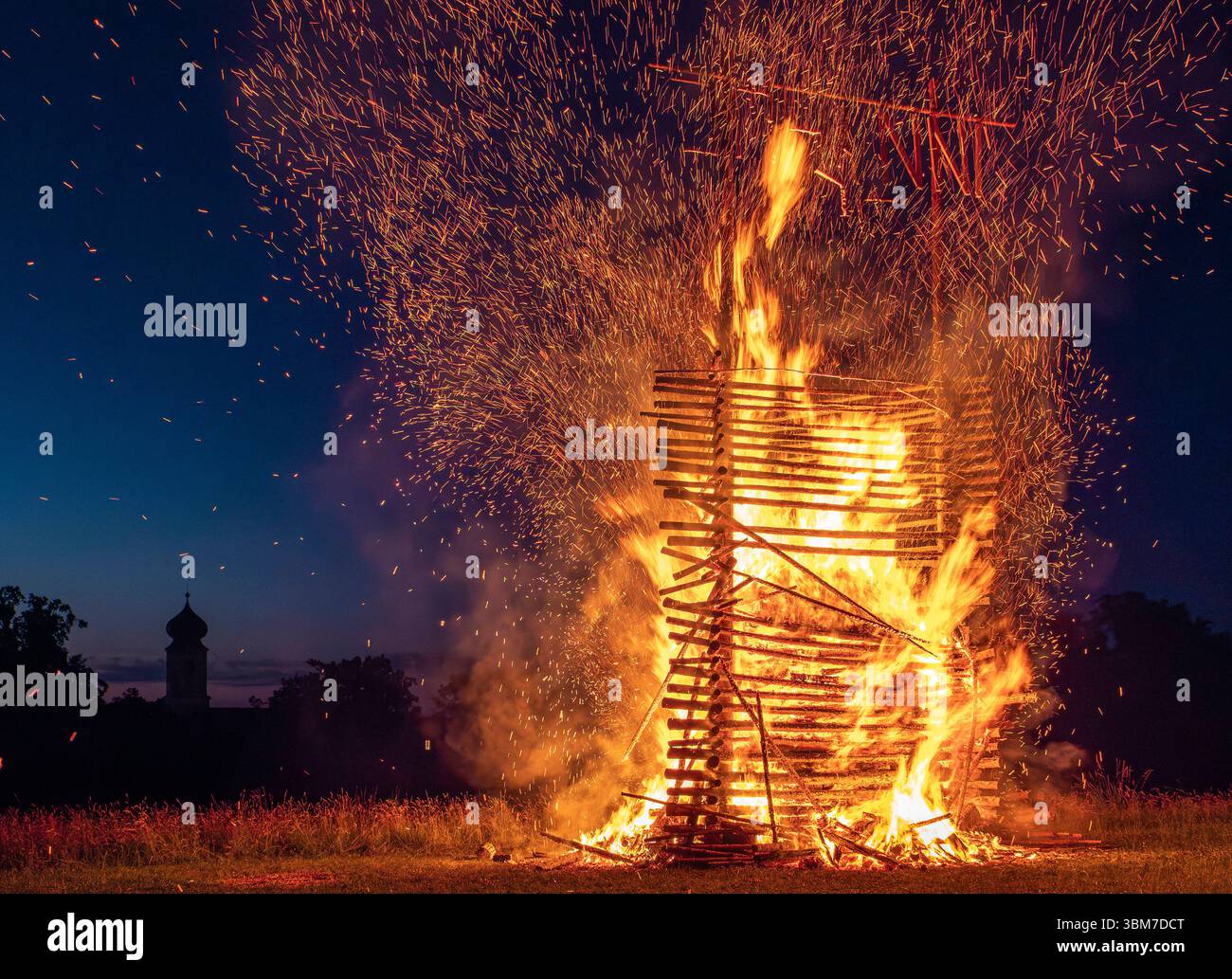 Johannisfeuer, Sonnwendfeuer in Bernried am Starnberger See, Oberbayern, Bayern, Deutschland, Europa Johannisfeuer, Sonnwendfeuer dans Bernried am Starn Banque D'Images