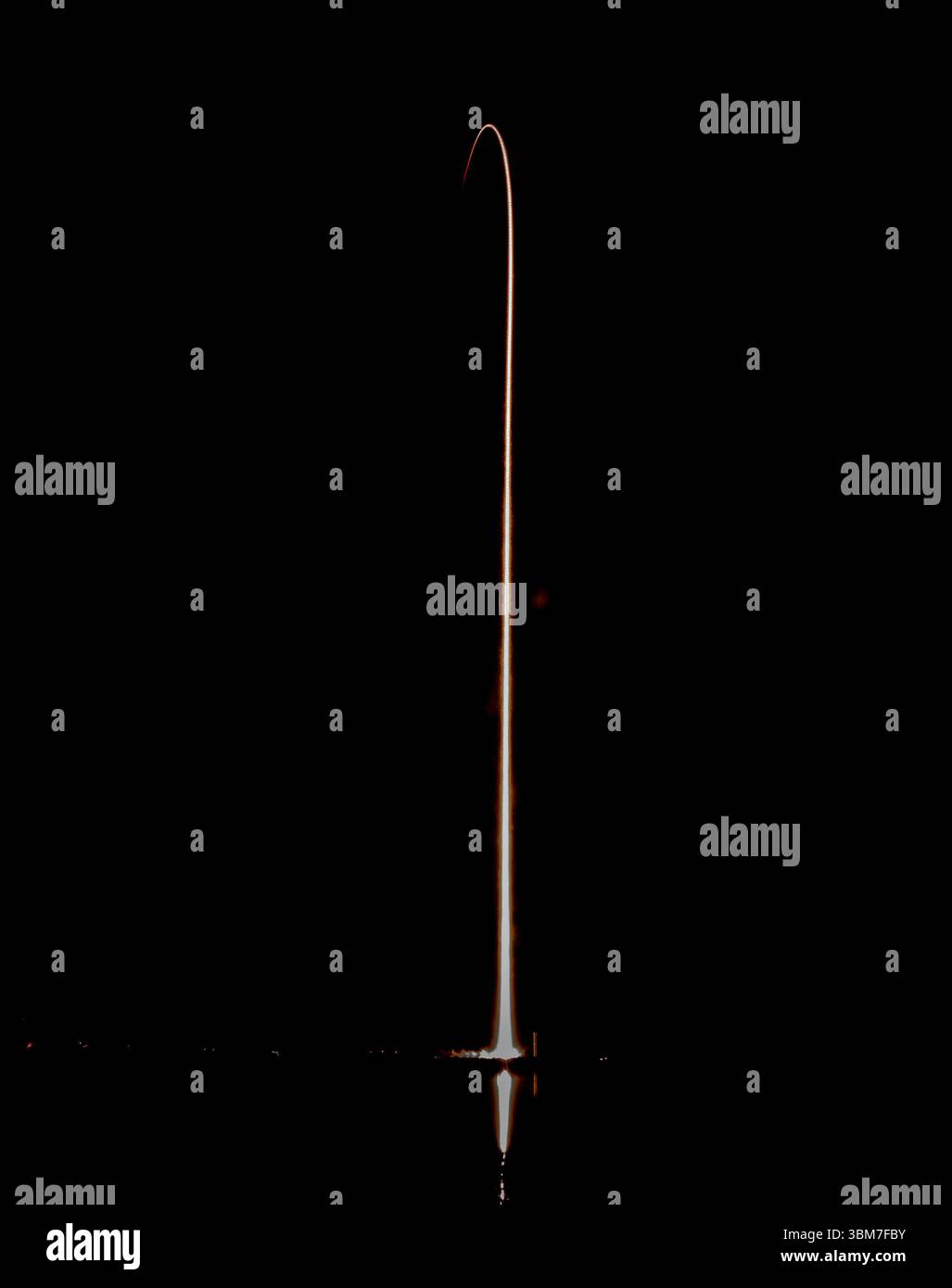 Kennedy Space Center, États-Unis. 25 juin 2025. Dans cette exposition temporelle, la fusée SpaceX Falcon 9 et le vaisseau spatial Dragon avec équipage Axiom 4 à bord décollent et se dirigent vers le bas du Launch Complex 39A de la NASA en route vers la Station spatiale internationale le mercredi 25 juin 2025. L'équipage commercial de l'AX-4 est le commandant Peggy Whitson, le pilote Shubhanshu Shukia et les spécialistes de mission Slawosz Uznanski-Wisniewski et Tibor Kapu. Photo de Pat Benic/UPI crédit : UPI/Alamy Live News Banque D'Images