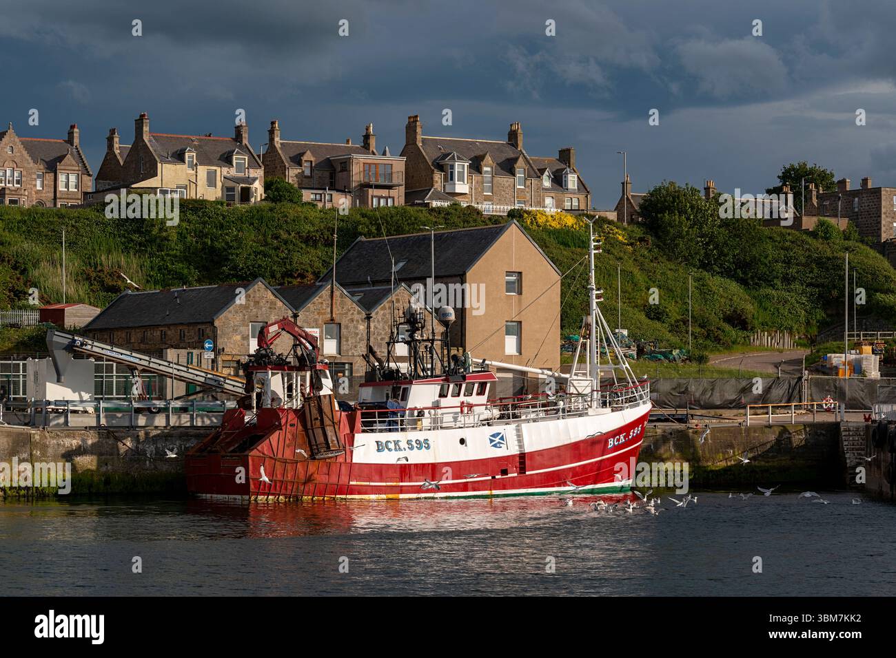 Buckie Harbour Moray Coast Scotland bateau de pêche rouge BCK 595 amarré dans le port Banque D'Images