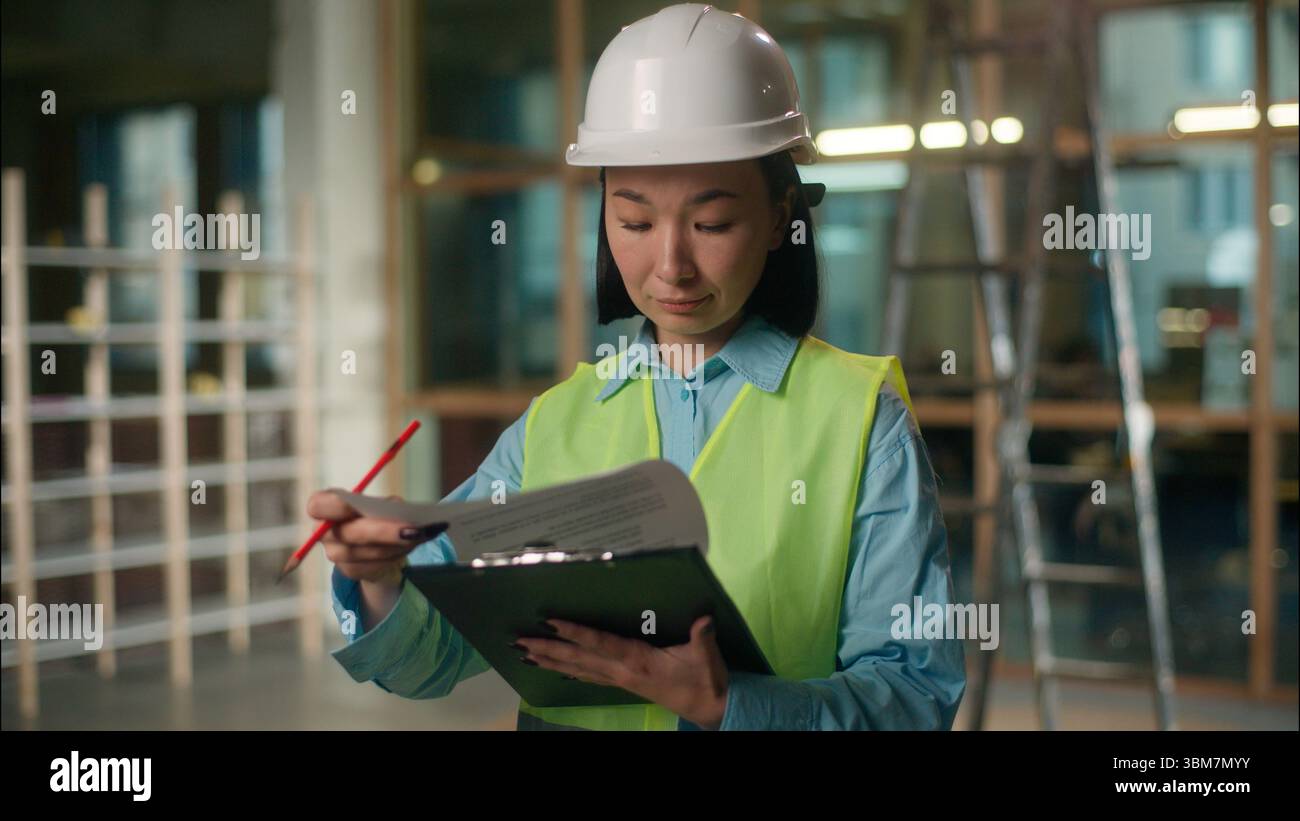 Femme d'affaires asiatique femme inspecteur usine industrielle souriante chinoise coréenne japonaise jeune ingénieur professionnel portraitre architecte constructeur Banque D'Images