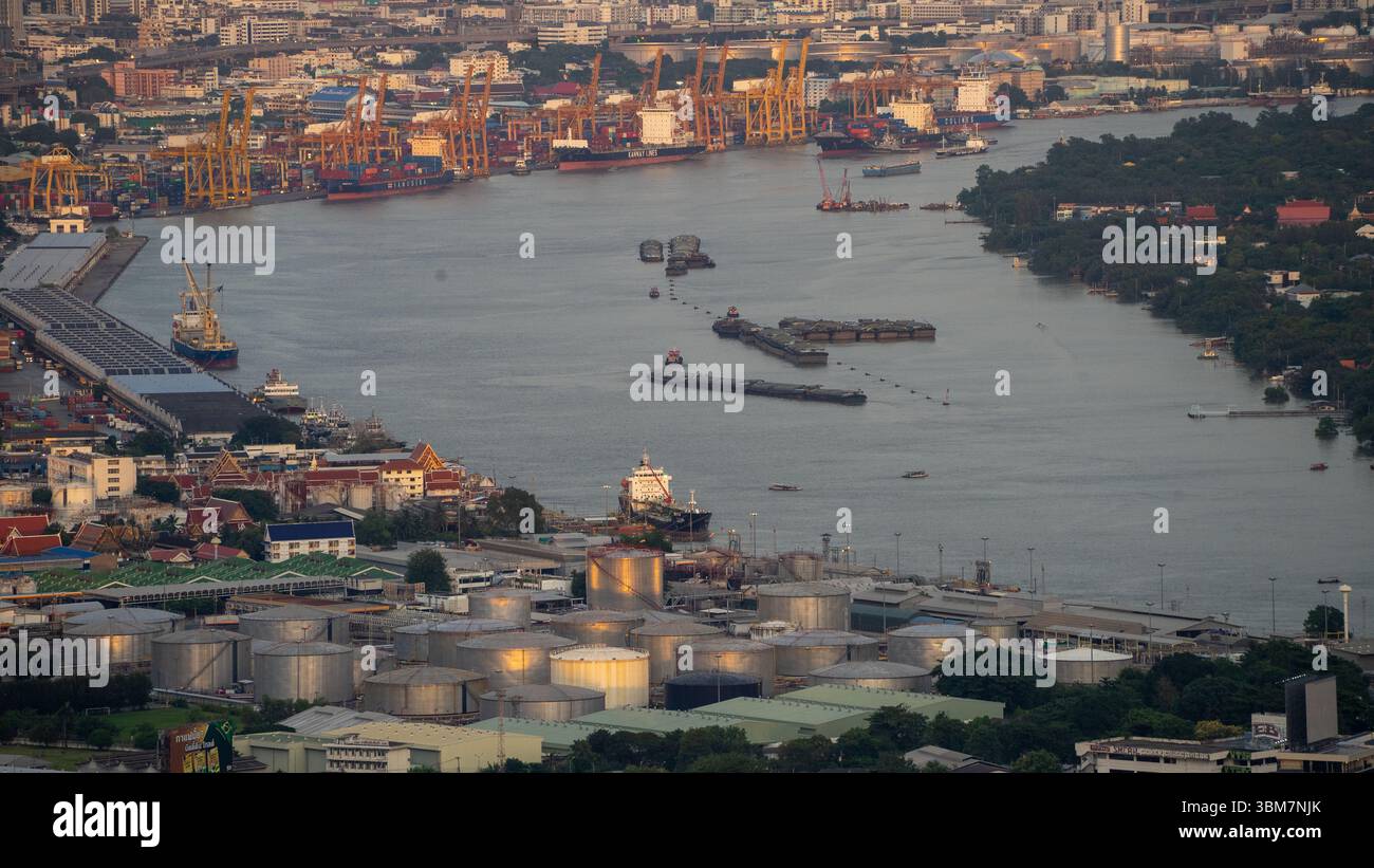 Vue sur la rivière Chao Phraya au coucher du soleil Banque D'Images