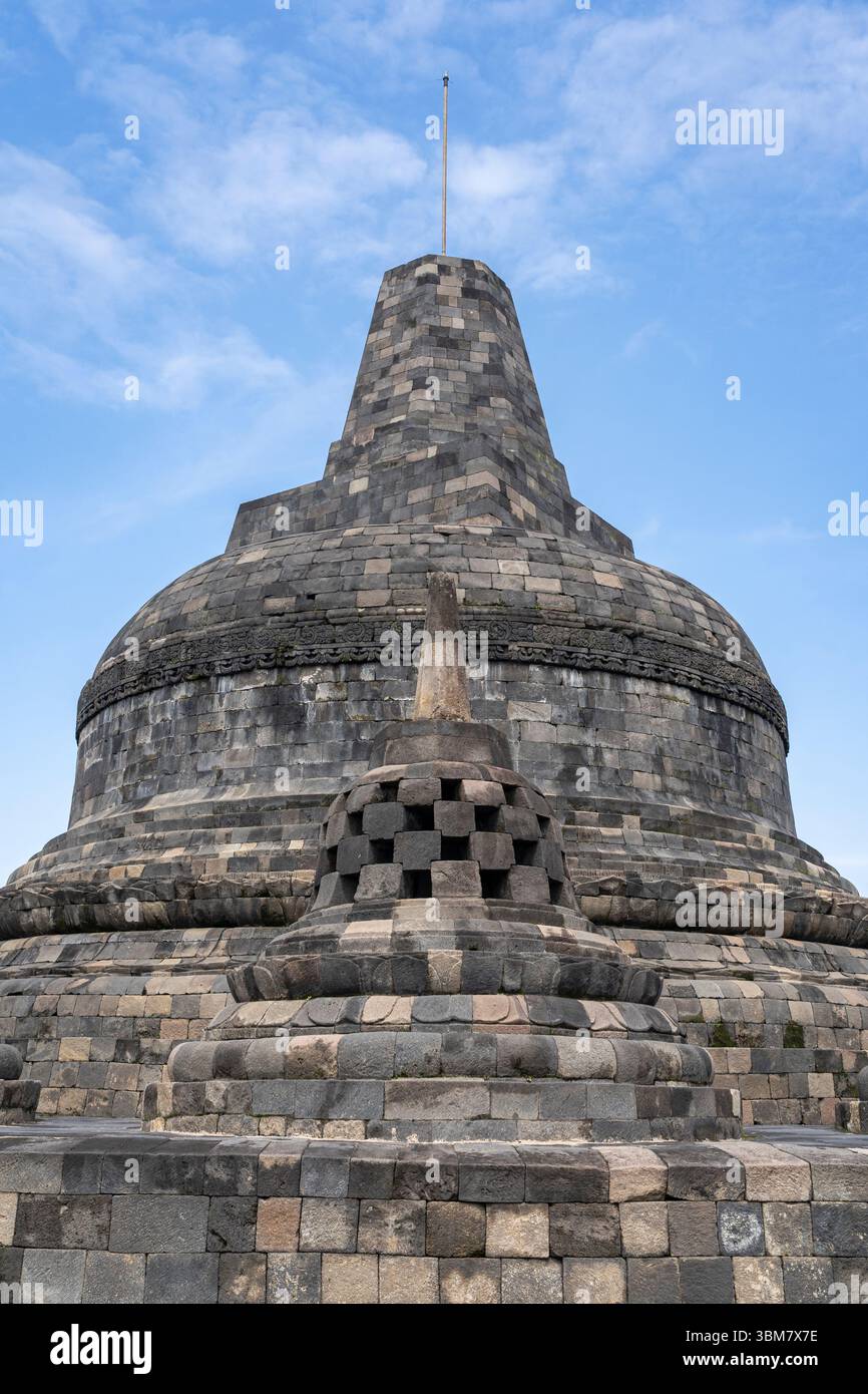 Vue verticale du stupa central supérieur à l'ancien monument en pierre bouddhiste Borobudur, Magelang, Java central, Indonésie Banque D'Images