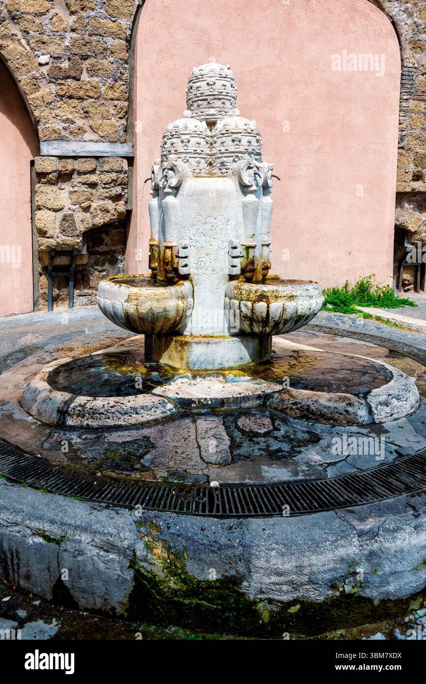 Fontaine baroque avec tiares papales et armoiries Borghese près du Vatican, Rome, Italie. Banque D'Images