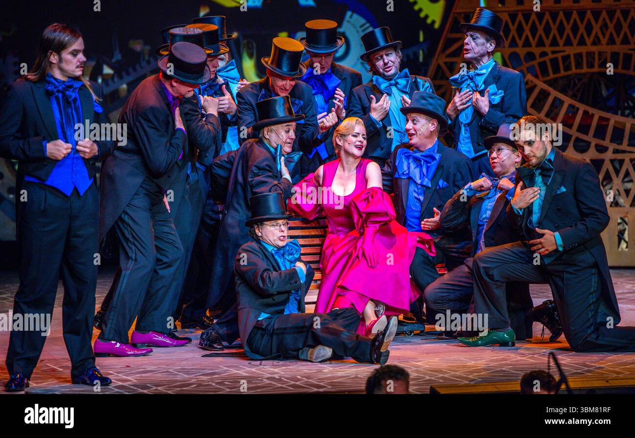 Schwerin, Allemagne. 24 juin 2025. Karen Leiber dans le rôle de Hanna Glawari chante dans l'opérette 'la Veuve joyeuse' dans la nouvelle tente de théâtre du Théâtre d'État de Mecklembourg. La pièce célèbre sa première le 27.06.2025. En raison de travaux de construction importants dans le bâtiment historique de la scène, six productions sont prévues dans la tente de théâtre dans la saison 2025/2026. En plus des pièces de théâtre, ballets, opéras et opérettes, l'Orchestre d'État de Mecklembourg jouera également ses concerts dans la tente. Crédit : Jens Büttner/dpa/Alamy Live News Banque D'Images