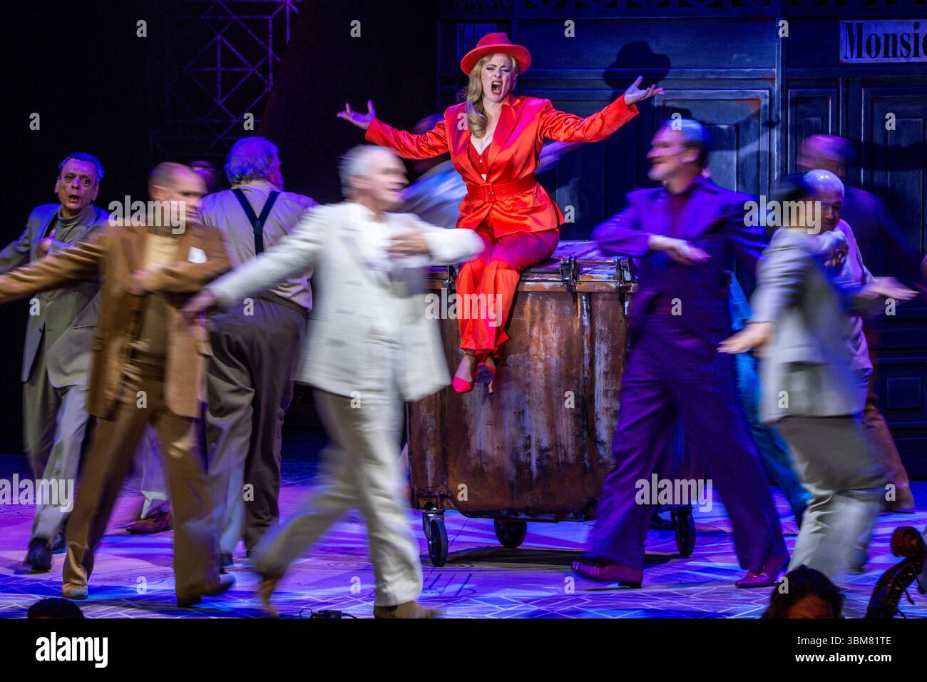 Schwerin, Allemagne. 24 juin 2025. Karen Leiber dans le rôle de Hanna Glawari chante dans l'opérette 'la Veuve joyeuse' dans la nouvelle tente de théâtre du Théâtre d'État de Mecklembourg. La pièce célèbre sa première le 27.06.2025. En raison de travaux de construction importants dans le bâtiment historique de la scène, six productions sont prévues dans la tente de théâtre dans la saison 2025/2026. En plus des pièces de théâtre, ballets, opéras et opérettes, l'Orchestre d'État de Mecklembourg jouera également ses concerts dans la tente. Crédit : Jens Büttner/dpa/Alamy Live News Banque D'Images