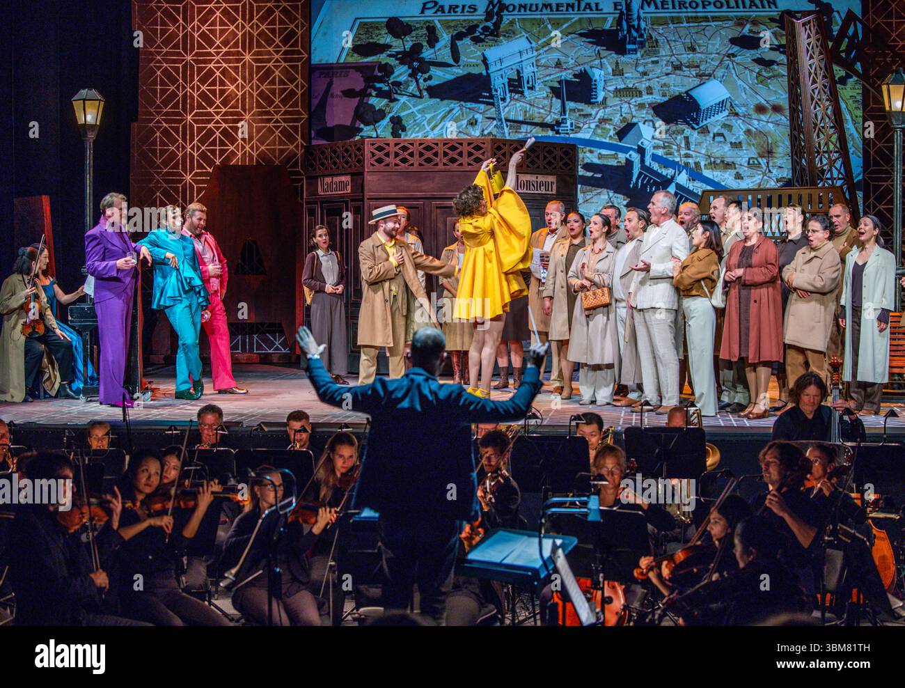 Schwerin, Allemagne. 24 juin 2025. Les solistes et le chœur chantent dans l'opérette 'la veuve joyeuse' dans la nouvelle tente de théâtre du théâtre d'État de Mecklembourg. La pièce célèbre sa première le 27.06.2025. En raison de travaux de construction importants dans le bâtiment historique de la scène, six productions sont prévues dans la tente de théâtre dans la saison 2025/2026. En plus des pièces de théâtre, ballets, opéras et opérettes, l'Orchestre d'État de Mecklembourg jouera également ses concerts dans la tente. Crédit : Jens Büttner/dpa/Alamy Live News Banque D'Images
