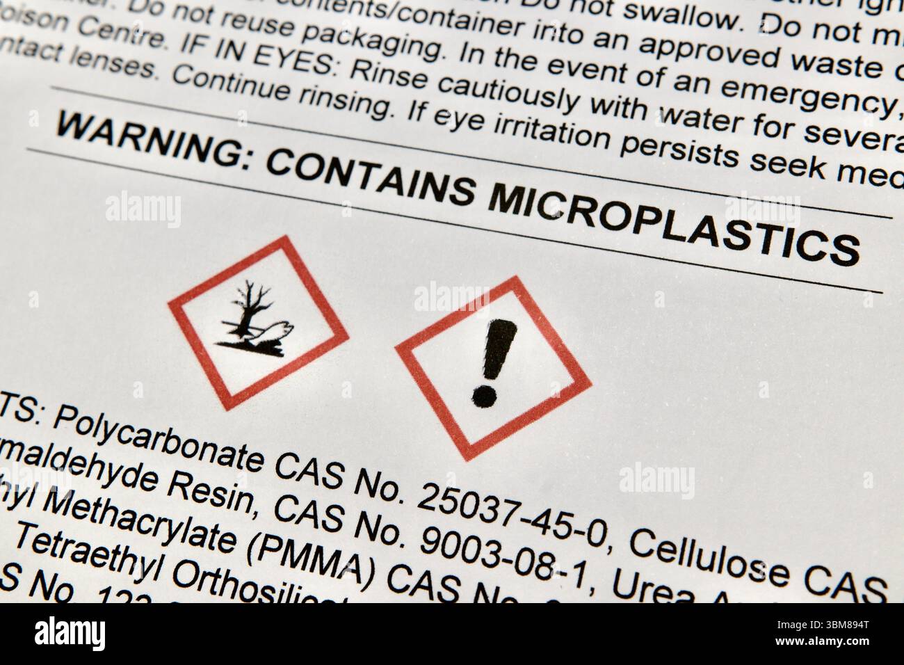 L'étiquette d'avertissement énumère les ingrédients synthétiques et les microplastiques, soulignant les risques environnementaux de contamination par les microplastiques et les dommages environnementaux Banque D'Images