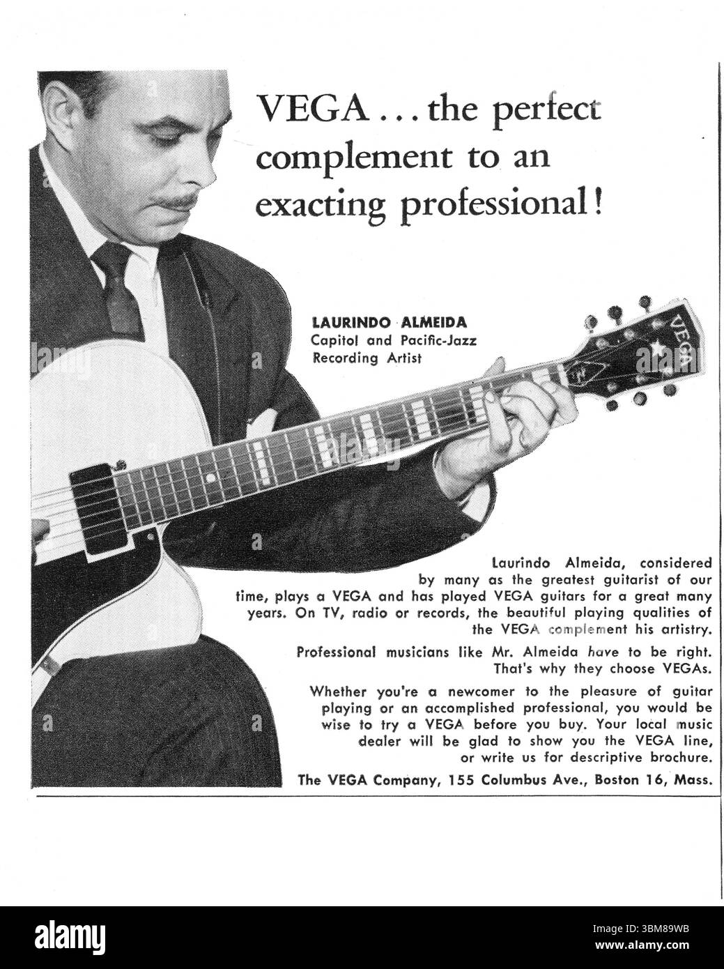 Une publicité pour les guitares acoustiques Vega mettant en vedette le grand guitariste de jazz Laurindo Almeida. D'un magazine de musique de 1958. Banque D'Images