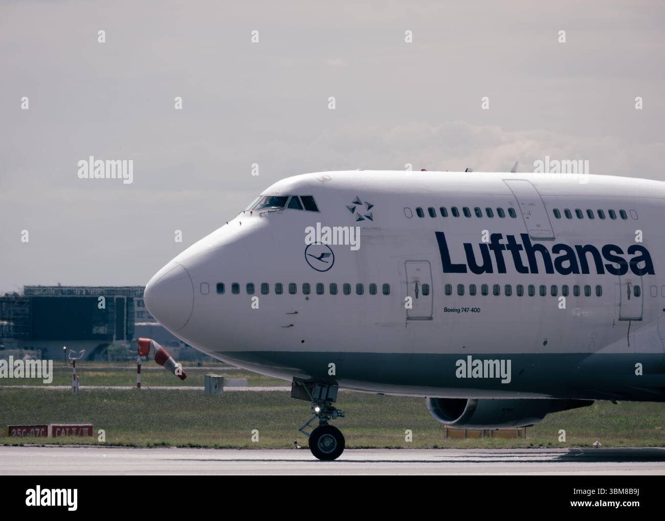 Lufthansa Boeing 747-400 jumbo jet roulant sur piste à l'aéroport international, vue du nez avec cockpit et logo Banque D'Images
