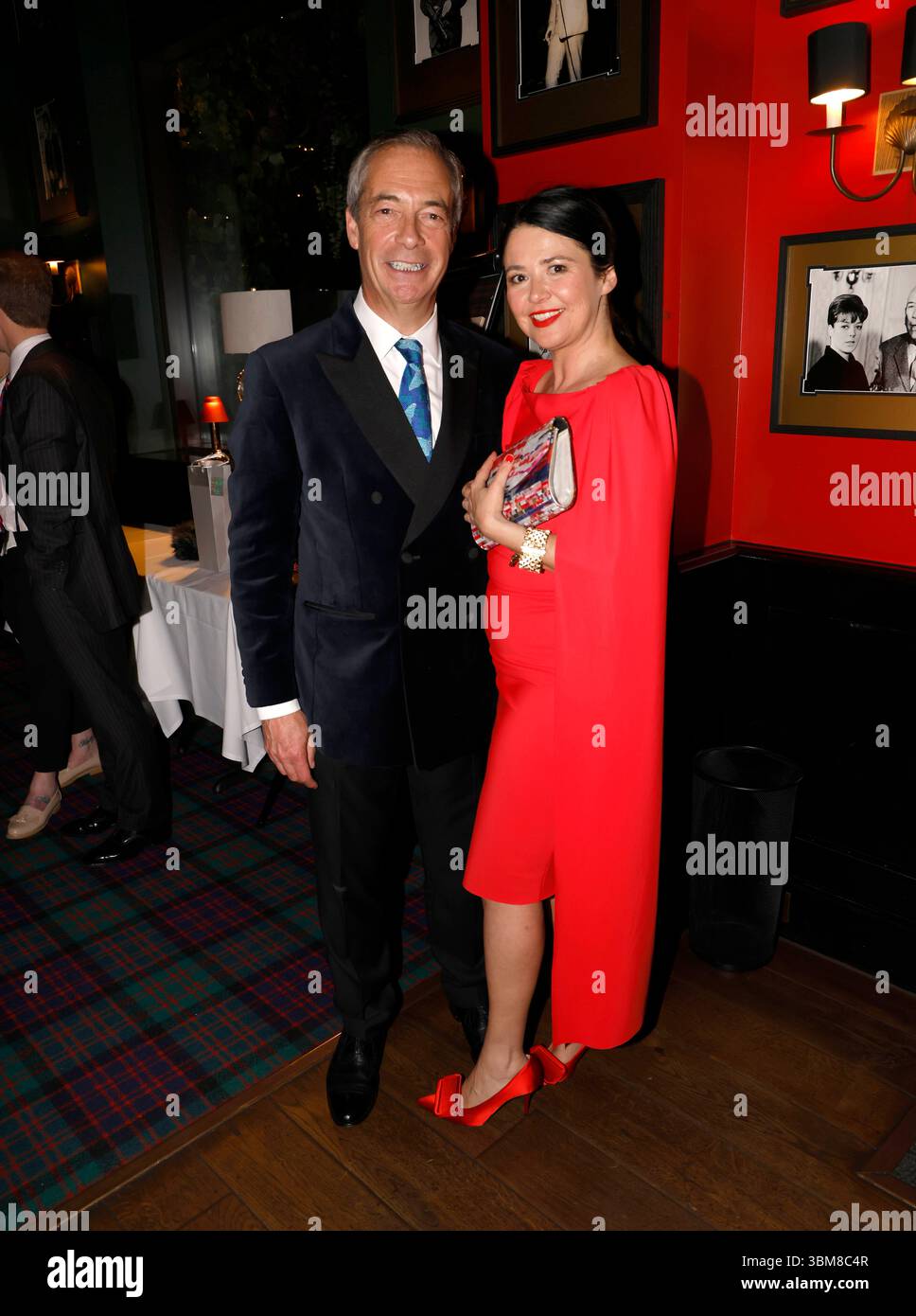 Nigel Farage et sa petite amie Laure Ferrari à la fête du 60e anniversaire de Nigel Farage à Boisdales, Canary Wharf, Londres, Royaume-Uni le 3 avril 2025.Cap/fin © Banque D'Images