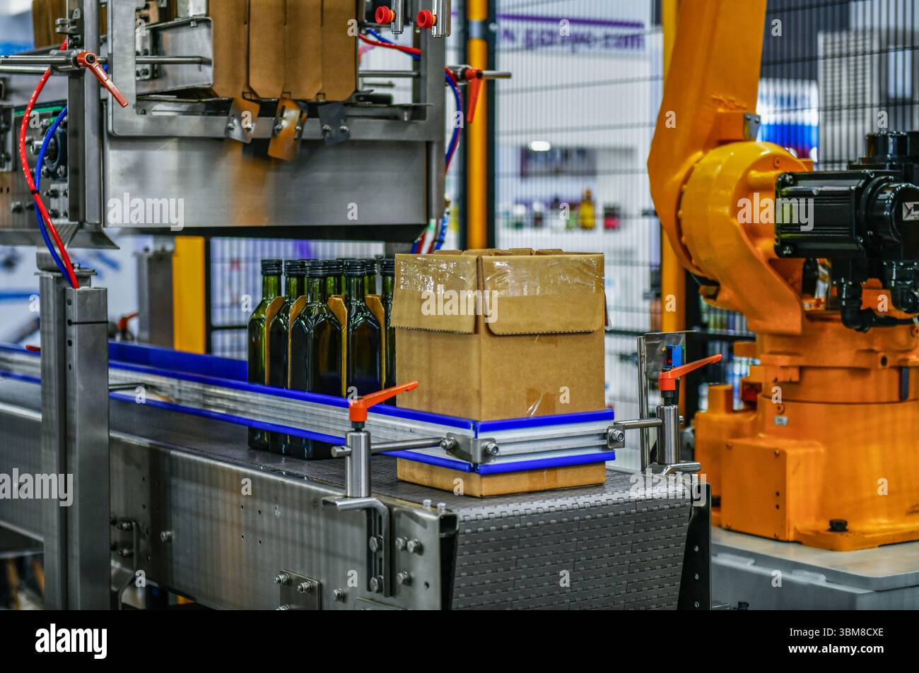 Boîtes en carton sur le tapis roulant concept de système de transport de colis Banque D'Images