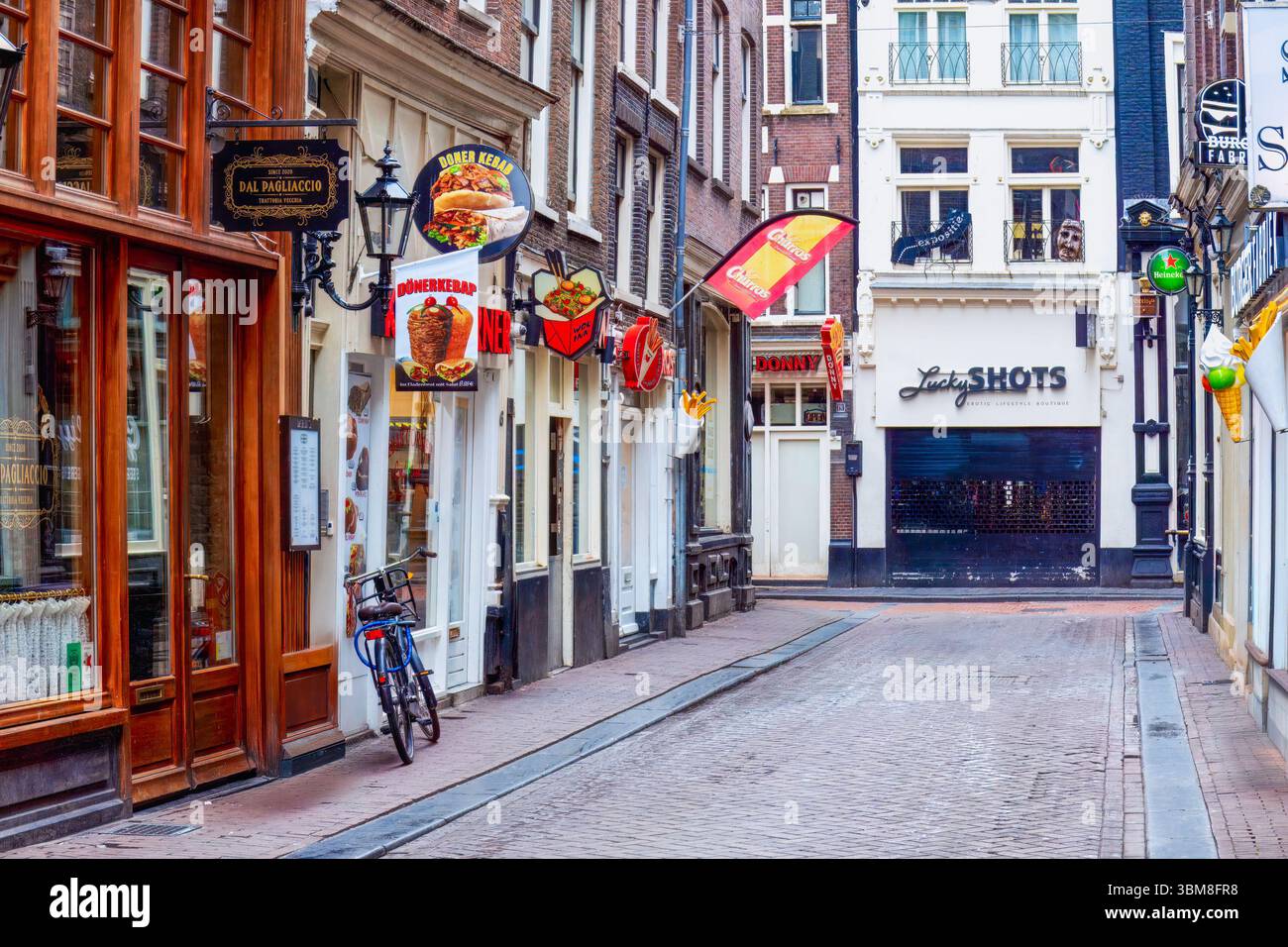 Rue confortable dans le vieux Amsterdam, charmante rue hollandaise avec des boutiques vintage, ambiance de voyage européenne, exploration urbaine. Idéal pour les blogs de voyage, la photographie w Banque D'Images