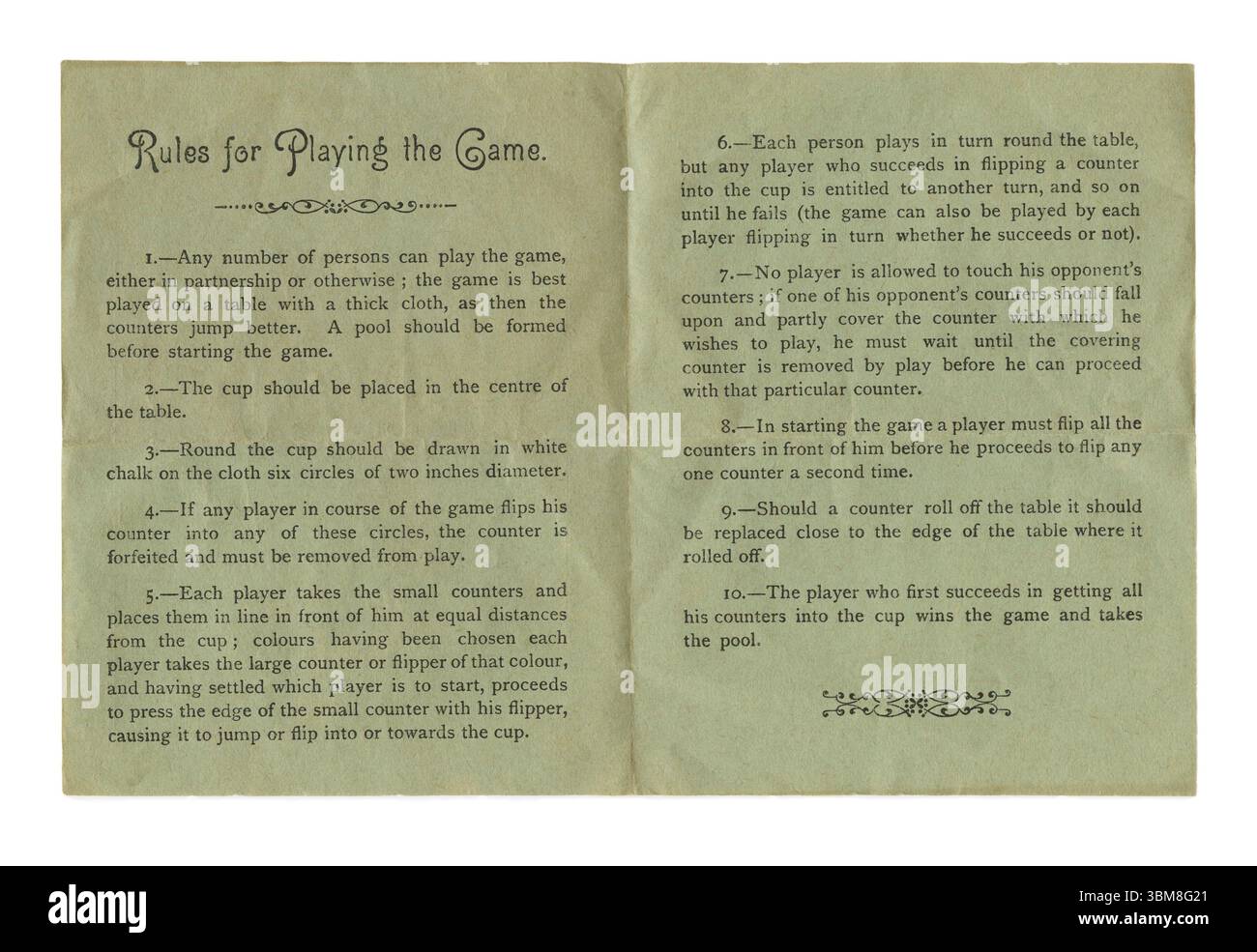 Les instructions dépliantes contenues dans une boîte pour le jeu de Tidley Winks c.1900. Tiddlywinks est aussi orthographié Tidlywinks, Tiddleywinks, Tiddly Winks, Tidley Winks ou Tiddley Winks – et à l'origine Tiddledy-Winks. Le jeu se joue sur un tapis de feutre plat avec des ensembles de petits disques plats appelés clins d'œil, un pot (la cible) et un squidger (généralement un disque plus grand), que les joueurs utilisent pour propulser un clin d'œil en vol en appuyant sur le bord d'un clin d'œil. Le but du jeu est de marquer des points par clins d'œil dans le pot. Le jeu a commencé comme un jeu de société dans l'Angleterre victorienne. Banque D'Images