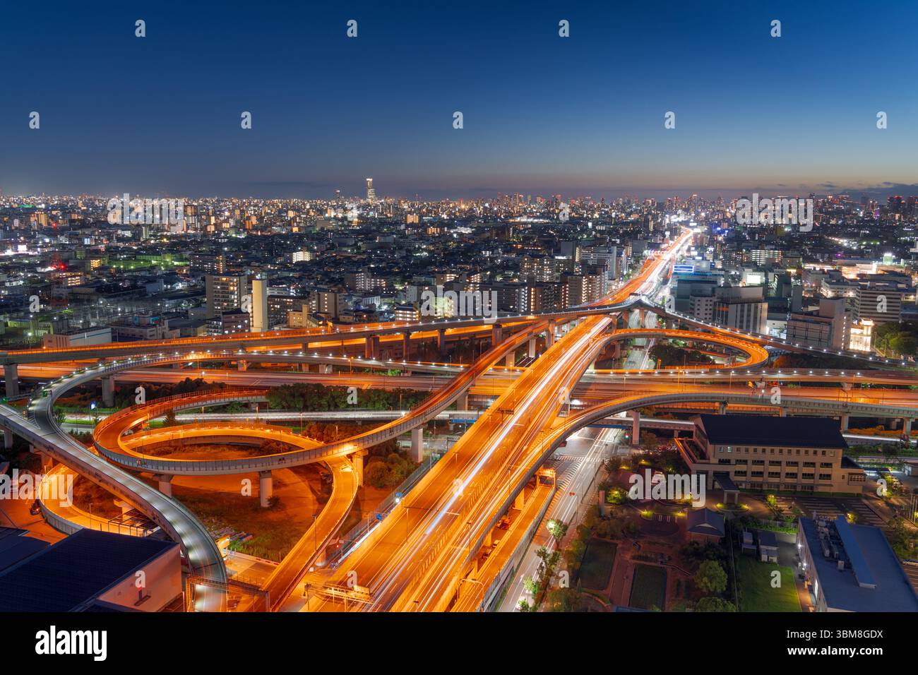 Osaka est, Japon paysage urbain aérien avec carrefours et autoroutes à l'heure bleue. Banque D'Images