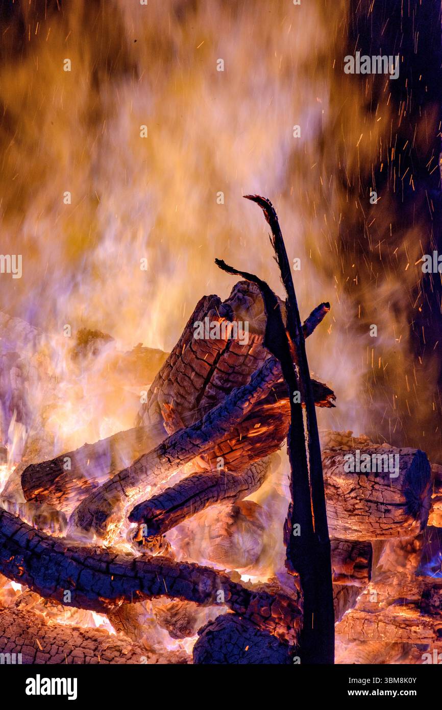 Troncs d'arbres brûlant dans un feu de joie à l'intérieur de l'état de Minas Gerais pendant le festival traditionnel de São João Banque D'Images