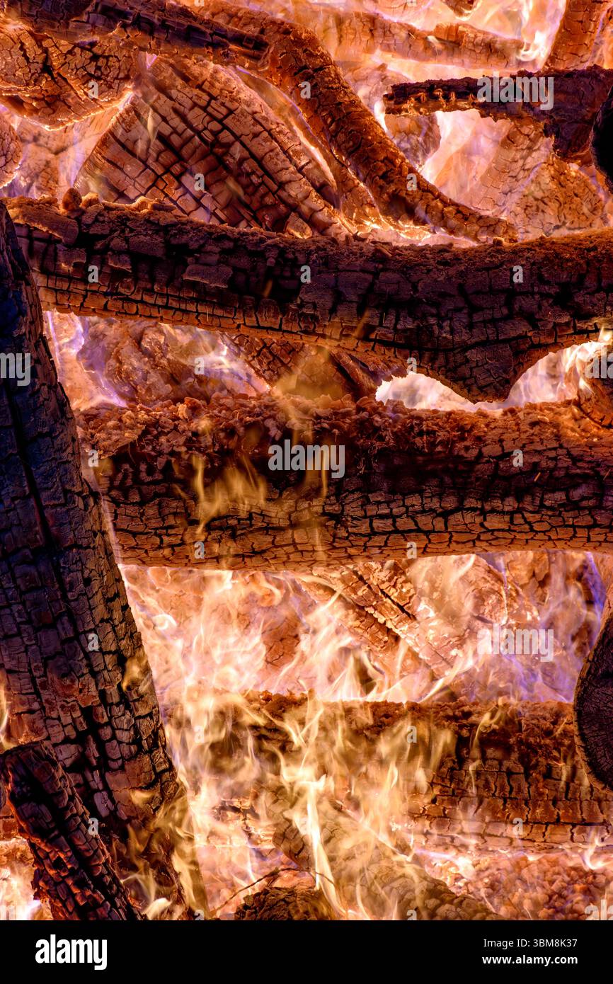 Bois brûlé dans un feu de joie à l'intérieur de l'état de Minas Gerais pendant le festival traditionnel de São João Banque D'Images