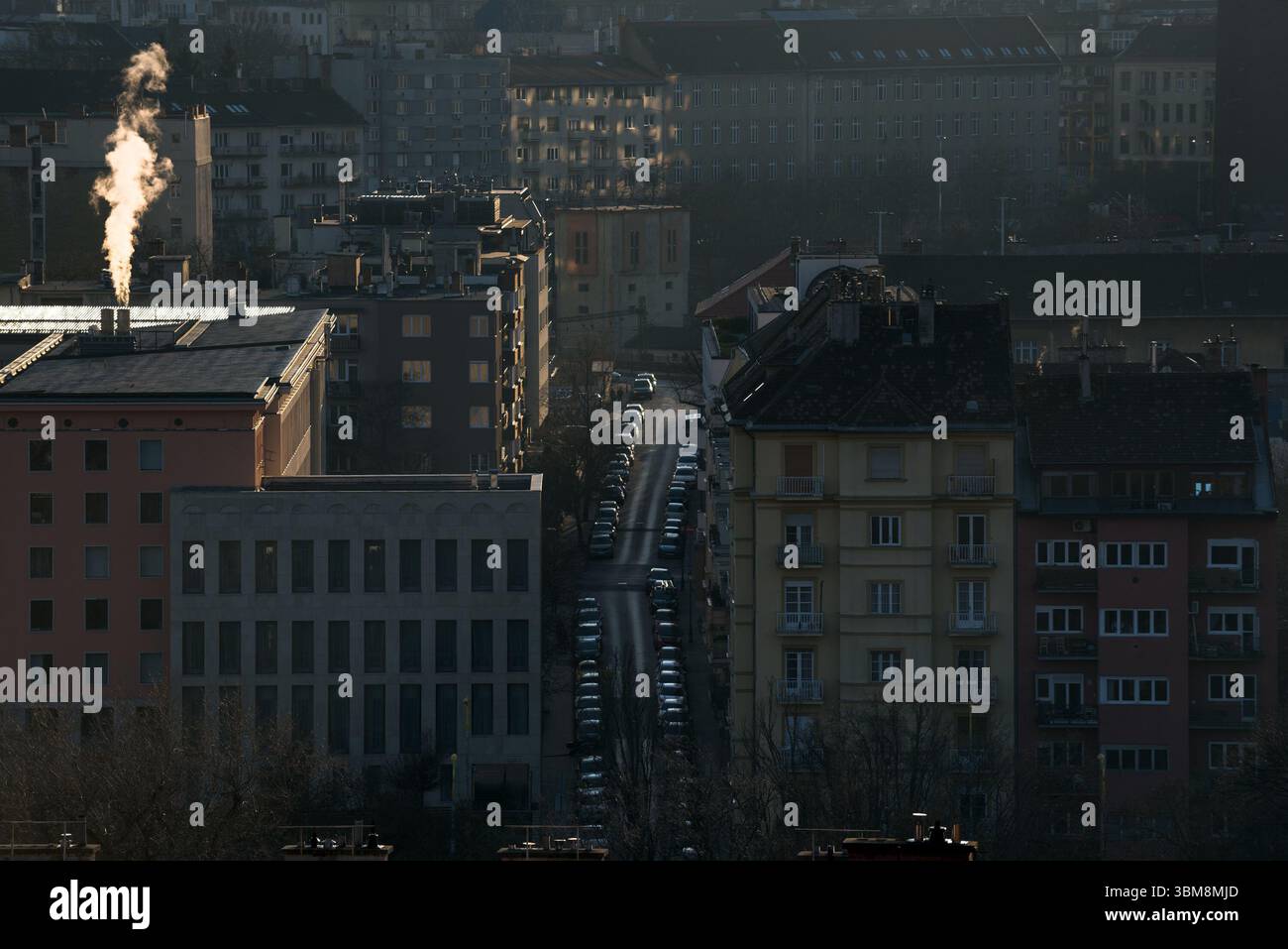 Ville sombre, jet de vapeur de la cheminée Banque D'Images
