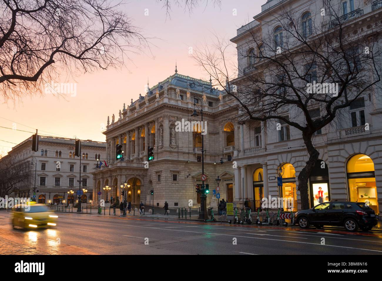 Avenue Andrássy avec bâtiment de l'Opéra Banque D'Images