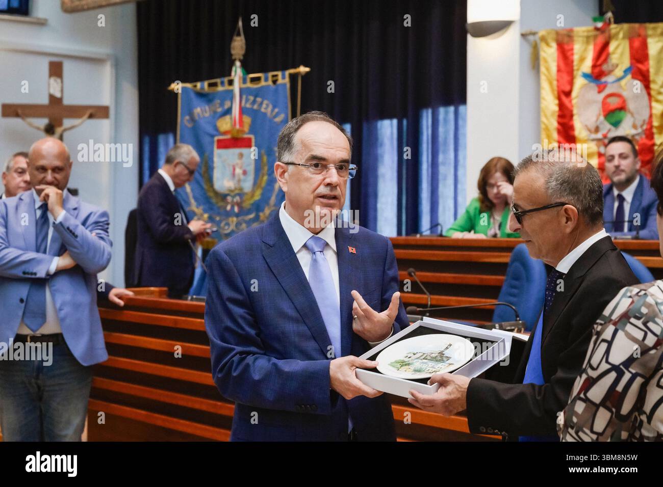 Catanzaro, Catanzaro, Italie. 25 juin 2025. Président Begaj (G) vu avec le Président de la Province Mario Amedeo Mormile (d) au Palais de la Province de Catanzaro. Le Président de l'Albanie Bajram Begaj, avec la première Dame Armanda Begaj, a visité la Préfecture et la Province de Catanzaro dans le cadre d'une visite institutionnelle en Calabre (juin 25-28) où un nombre remarquable d'Arbereshe (locuteurs d'une ancienne langue albanaise) vivent encore. (Crédit image : © Valeria Ferraro/ZUMA Press Wire) USAGE ÉDITORIAL SEULEMENT ! Non destiné à UN USAGE commercial ! Banque D'Images