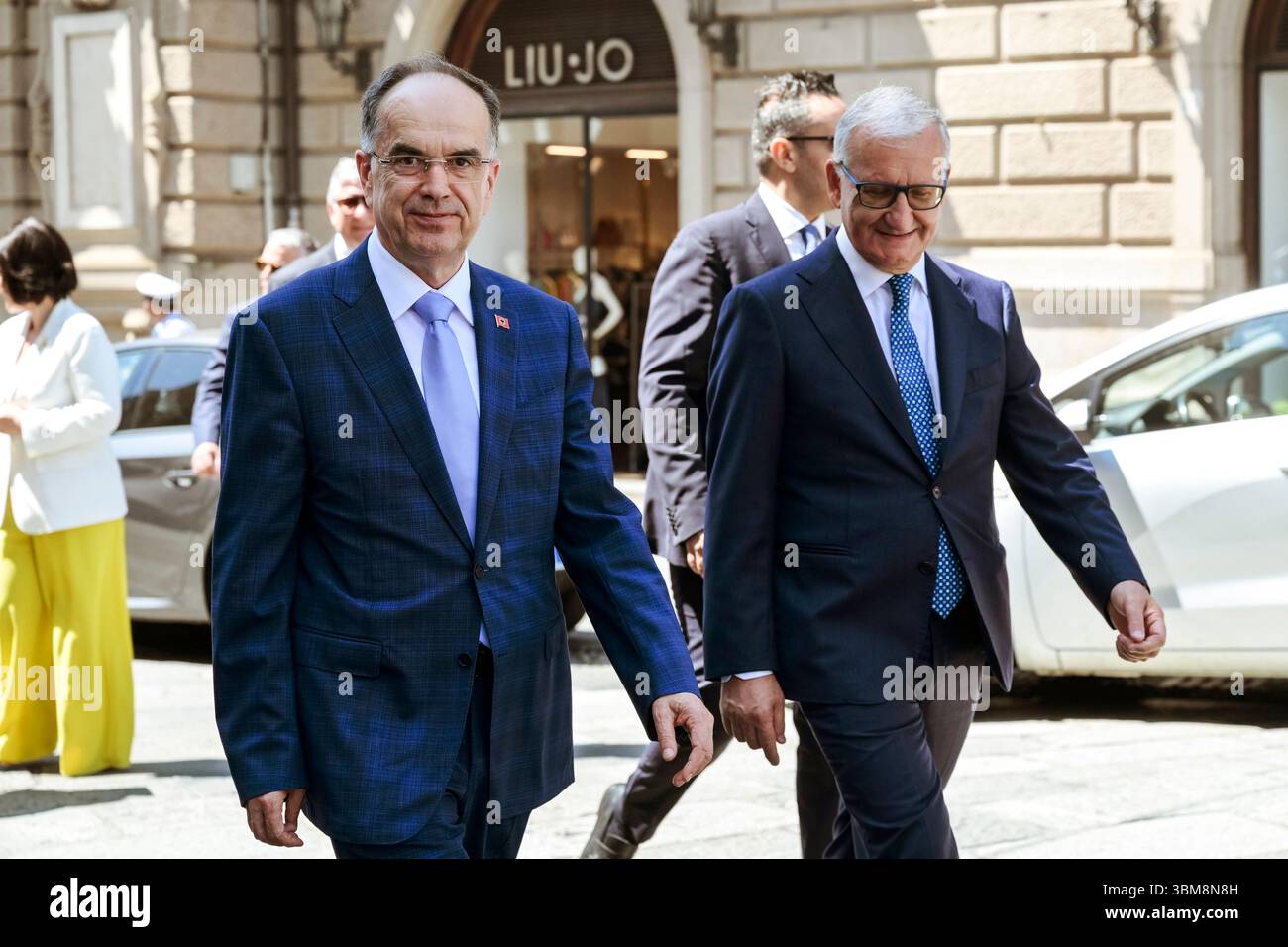 Catanzaro, Catanzaro, Italie. 25 juin 2025. Le Président Begaj (G) a vu marcher à Catanzaro avec le Préfet Castrese de Rosa (d). Le Président de l'Albanie Bajram Begaj, accompagné de la première Dame Armanda Begaj, a visité la Préfecture et la Province de Catanzaro dans le cadre d'une visite institutionnelle en Calabre (juin 25-28) où vivent encore un nombre remarquable d'Arbereshe (locuteurs d'une ancienne langue albanaise). (Crédit image : © Valeria Ferraro/ZUMA Press Wire) USAGE ÉDITORIAL SEULEMENT ! Non destiné à UN USAGE commercial ! Banque D'Images