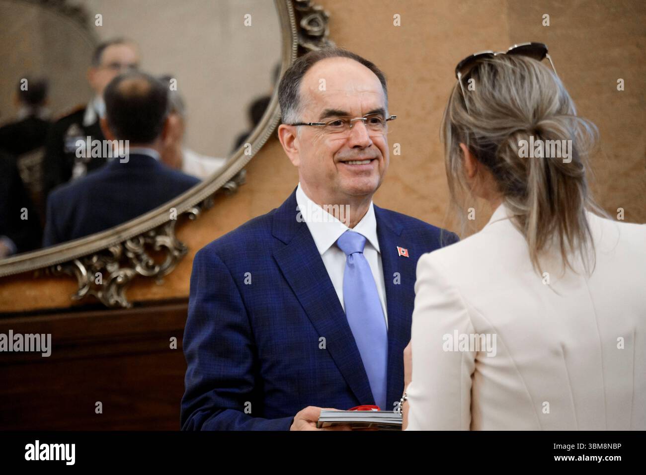 Catanzaro, Catanzaro, Italie. 25 juin 2025. Président Begaj (l) tout en recevant un cadeau. Le Président de l'Albanie Bajram Begaj, accompagné de la première Dame Armanda Begaj, a visité la Préfecture et la Province de Catanzaro dans le cadre d'une visite institutionnelle en Calabre (juin 25-28) où vivent encore un nombre impressionnant d'Arbereshe (locuteurs d'une ancienne langue albanaise). (Crédit image : © Valeria Ferraro/ZUMA Press Wire) USAGE ÉDITORIAL SEULEMENT ! Non destiné à UN USAGE commercial ! Banque D'Images
