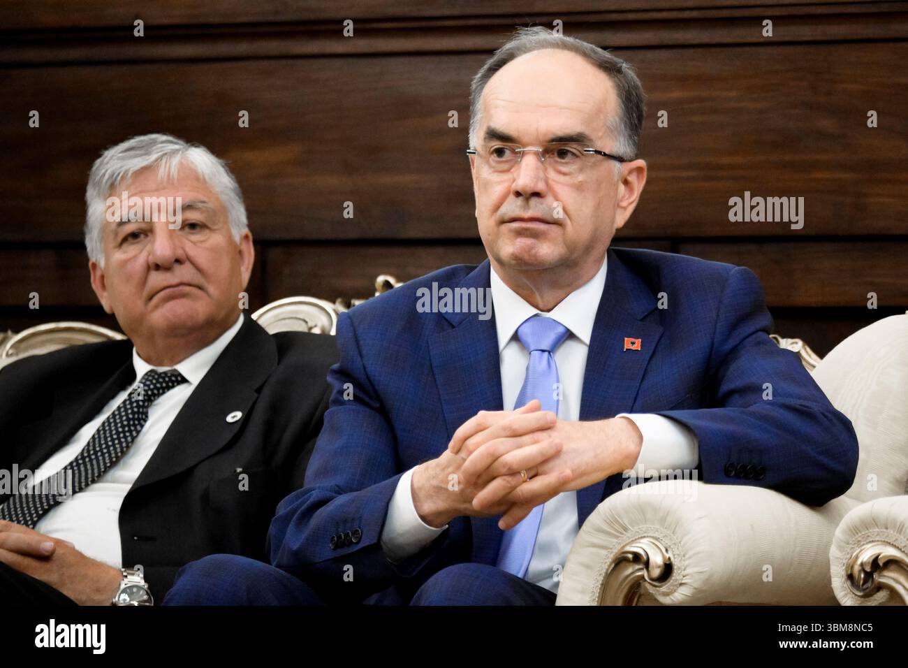 Catanzaro, Catanzaro, Italie. 25 juin 2025. Président Begaj (C) vu lors de la réunion à la Préfecture. Le Président de l'Albanie Bajram Begaj, accompagné de la première Dame Armanda Begaj, a visité la Préfecture et la Province de Catanzaro dans le cadre d'une visite institutionnelle en Calabre (juin 25-28) où vivent encore un nombre remarquable d'Arbereshe (locuteurs d'une ancienne langue albanaise). (Crédit image : © Valeria Ferraro/ZUMA Press Wire) USAGE ÉDITORIAL SEULEMENT ! Non destiné à UN USAGE commercial ! Banque D'Images
