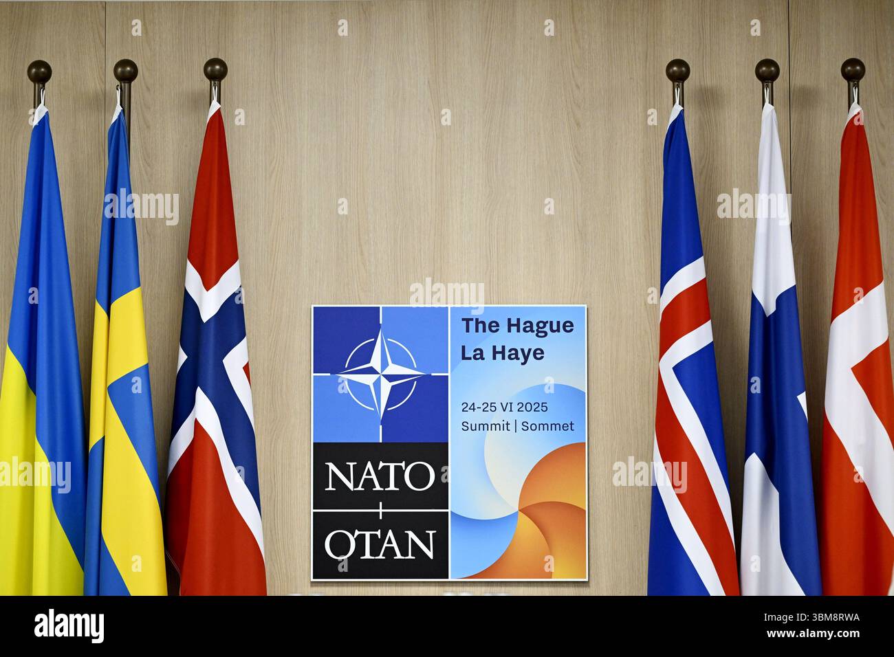 Haag, la Haye, pays-Bas. 25 juin 2025. Logo de l'OTAN et drapeaux de l'Ukraine, de la Suède, de la Norvège, de l'Islande, de la Finlande et du Danemark lors du sommet de l'OTAN à la Haye, pays-Bas, le 25 juin 2025. (Photo par EMMI KORHONEN/LEHTIKUVA/Sipa USA) crédit : Sipa US/Alamy Live News Banque D'Images