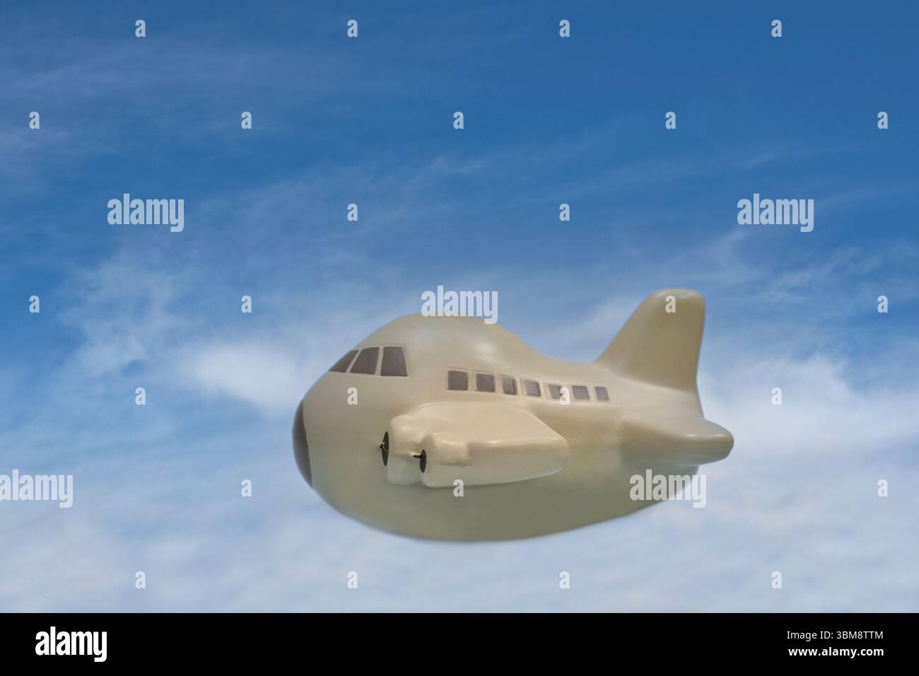 Avion jouet volant à travers le concept de transport de fret de voyage de vacances de ciel avec l'espace de copie. Banque D'Images Avion jouet volant à travers le concept de transport de fret de voyage de vacances de ciel avec l'espace de copie. Banque D'Images