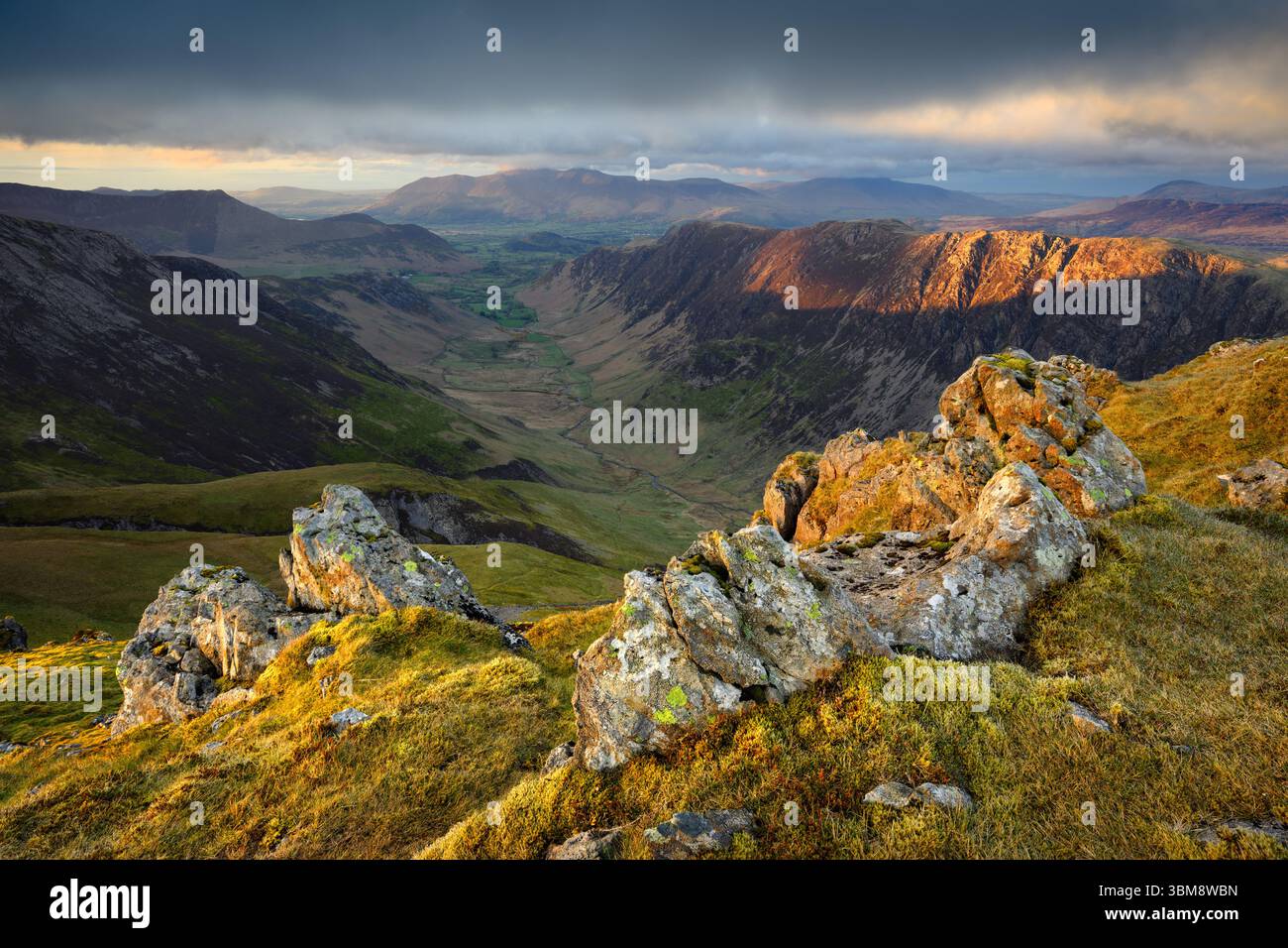 Vue spectaculaire sur la montagne surplombant Newlands Valley et Skiddaw vu de Dale Head dans le parc national du Lake District, Royaume-Uni. Banque D'Images