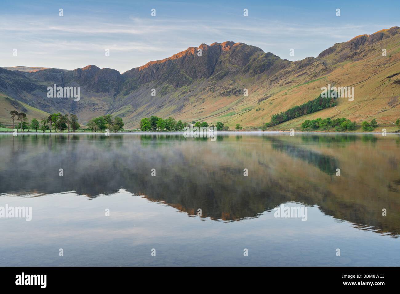 Réflexions matinales dans le lac calme à Buttermere dans le parc national de Lake District, Royaume-Uni. Banque D'Images