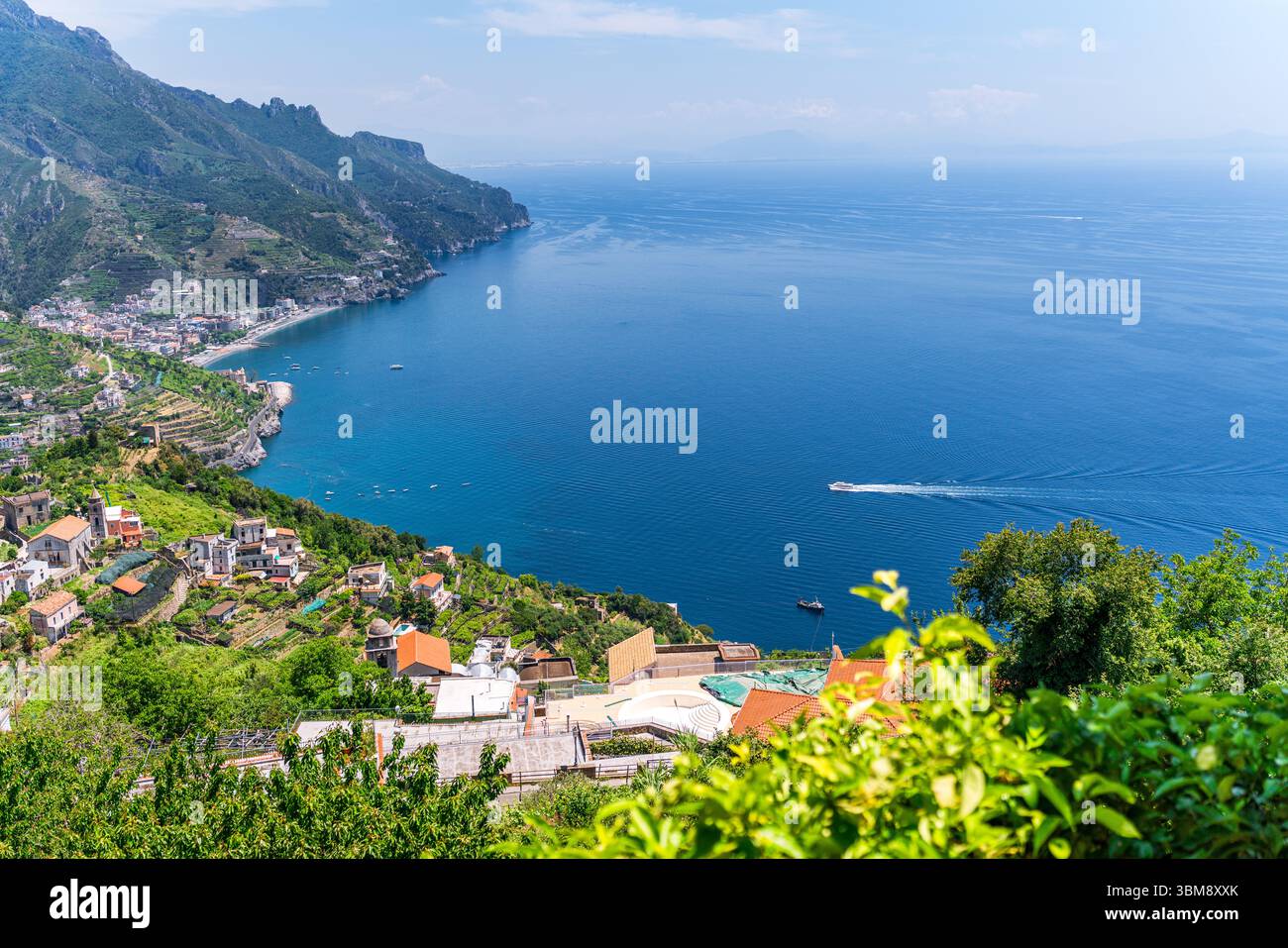 Ravello superbe vue sur la côte amalfitaine, les maisons à flanc de colline rencontrent la mer Tyrrhénienne. Banque D'Images