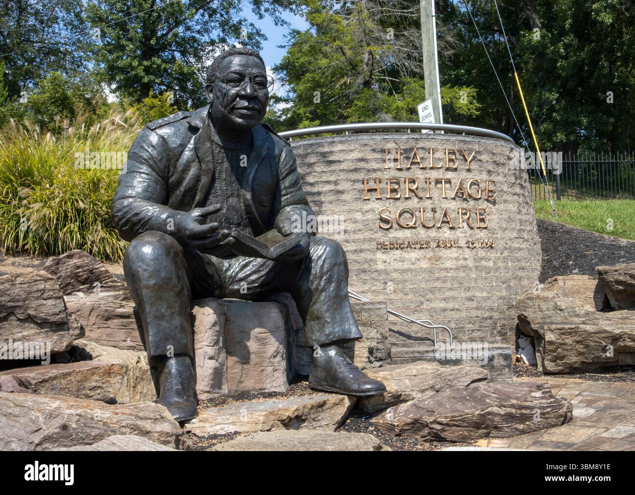 Statue géante d’Alex « Roots » Haley à Knoxville, Tennessee – honorant l’héritage de l’auteur avec un hommage imposant en bronze. Banque D'Images Statue géante d’Alex « Roots » Haley à Knoxville, Tennessee – honorant l’héritage de l’auteur avec un hommage imposant en bronze. Banque D'Images