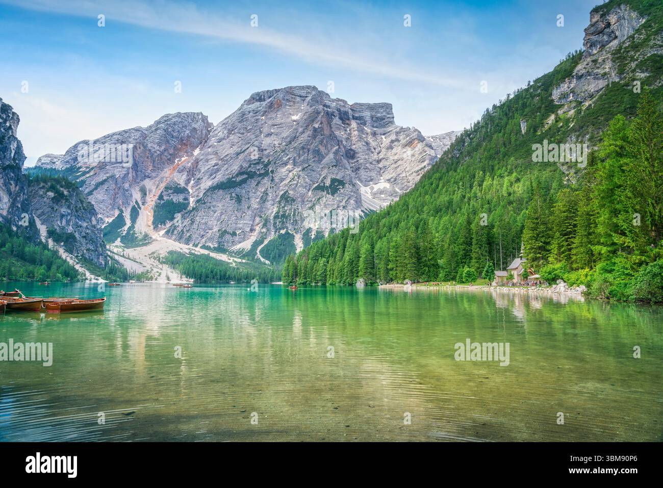 Vue aérienne panoramique sur le lac Braies ou le lac Prags ou Pragser Wildsee et les Dolomites en arrière-plan. Tyrol du Sud, Italie, Europe. Banque D'Images