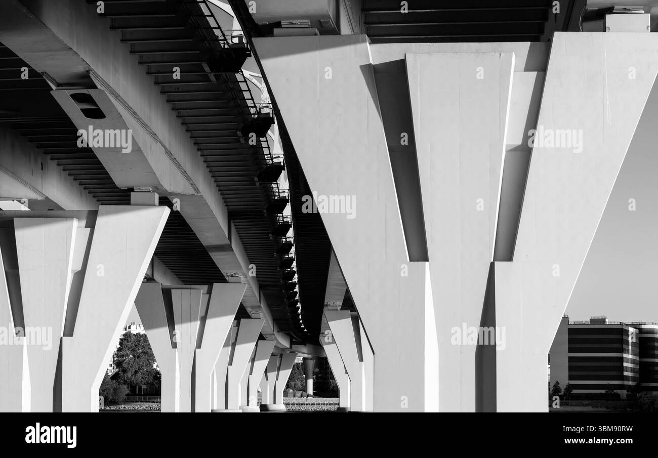 Vue sur un pont routier contemporain de passage supérieur de dessous, mettant en valeur son architecture et sa structure. Photographie noir et blanc à contraste élevé Banque D'Images