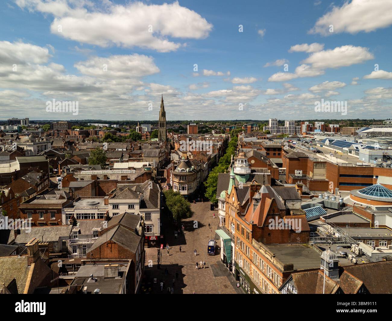 Vue aérienne du centre-ville de Coventry avec l'église Holy Trinity dominant l'horizon sous un ciel nuageux, mettant en valeur le mélange d'arche historique et moderne Banque D'Images