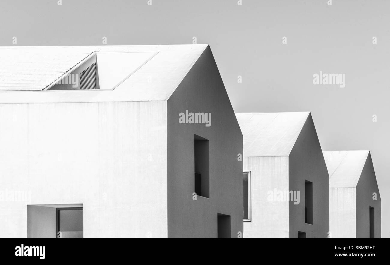 Maisons contemporaines minimalistes de la Rua Praia do Bom Sucesso, Lisbonne, aux façades géométriques blanches et à l'architecture moderniste angulaire Banque D'Images